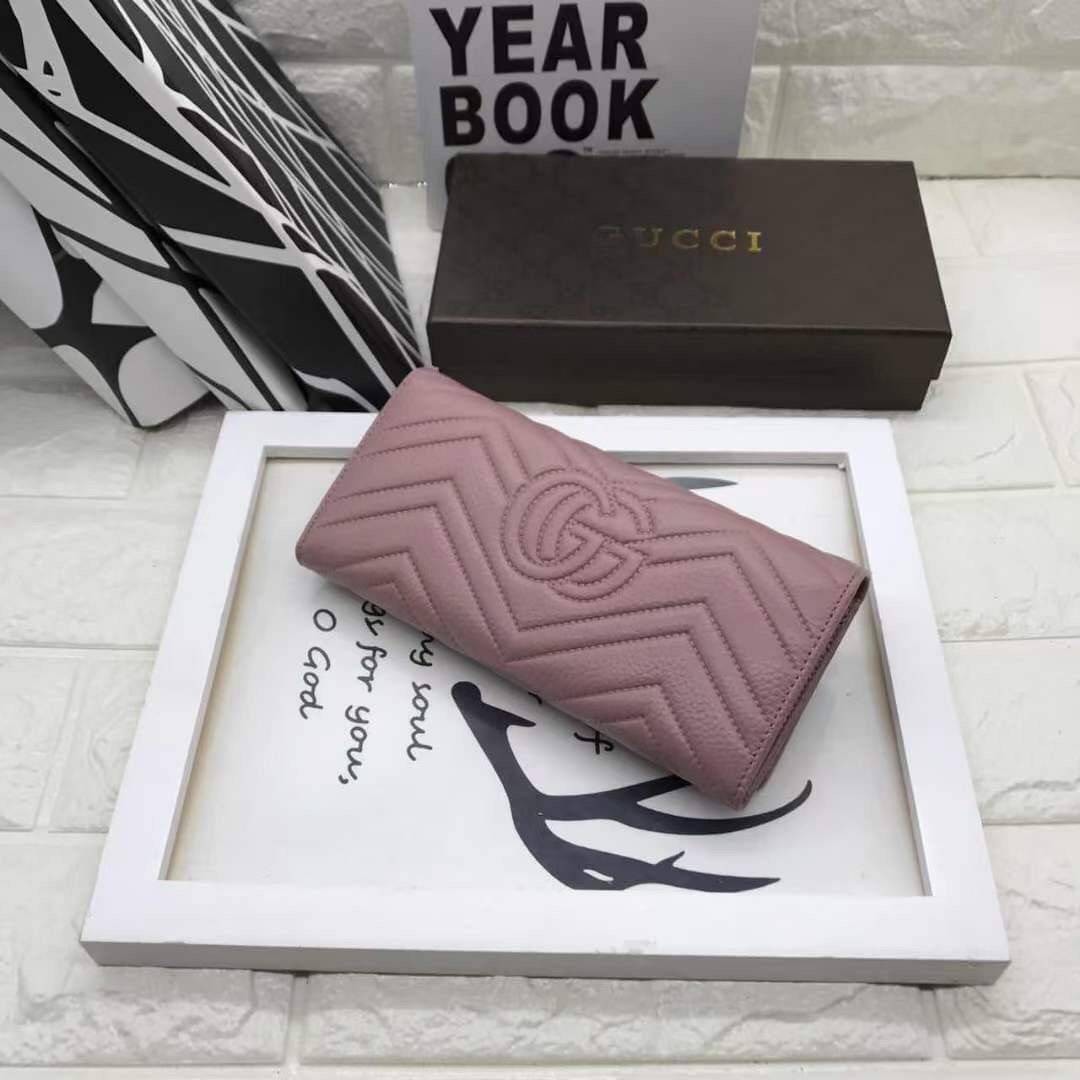 GUCCI LONG WALLET / GUCCI WALLET กระเป๋าสตางค์ใบยาว งานหนังแท้ ผสมผสานความสง่างามและคลาสสิกที่เข้ากับยุคสมัย ด้านหน้าโดดเด่นด้วยซิกเนเจอร์แบรนด์ เป็นอีกหนึ่งรุ่นที่ดาราเชเลปใช้กันเยอะมาก พร้อมส่งที่ไทย ภาพสินค้าถ่ายจากงานขายจริง ใช้งานต่างประเทศได้ค่ะ