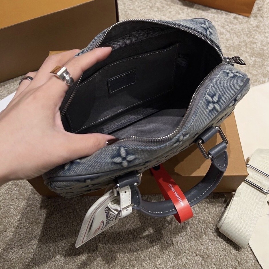 LV Denim Camera Box Bag กระเป๋าสะพายทรงกล่อง งานเดนิมฟอก คอลใหม่สุดคลาสสิก สวยเท่ห์มาก ปั้มลายโมโนแกรมนูนสวยโด่ดเด่น