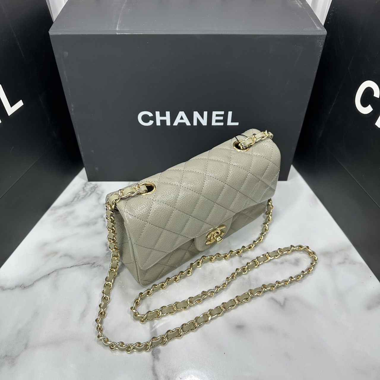 ORI หนังแท้ | CHANEL Classic 20cm shoulder bag กระเป๋าสะพายรุ่นยอดนิยม หรูหราระดับตำนาน สวยงามเหนือกาลเวลา