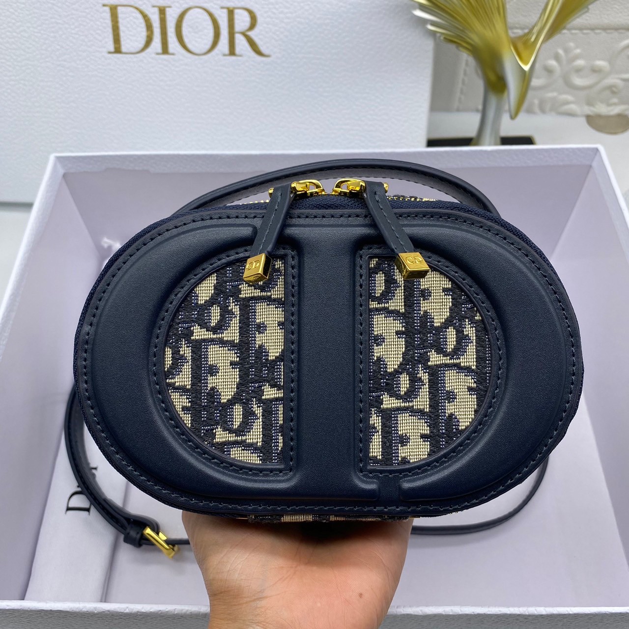 DIOR CD Signature Bag with Strap 17cm / CD OVAL CAMERA BAG / Dior Camera Bag ดีไซส์ใหม่ล่าสุด บ่งบอกถึงความหรู แต่ใช้งานได้โอกาส ใช้ได้ทั้งชายหญิง กระเป๋าสะพายทรงกล้อง ขนาดกะทัดรัด ไซส์สะพายคล่องตัว สีผู้ดีมากๆ