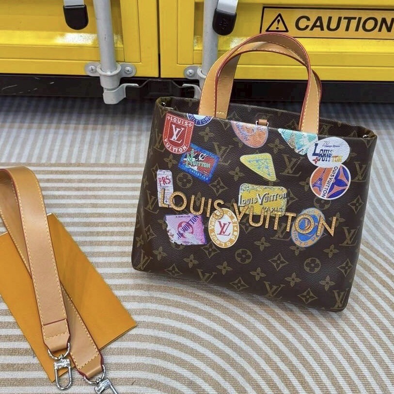 LV Flight Mode Onthego Voyage Bag / LV Tote Bag signature travel sticker print กระเป๋าทรงโท้ทใบใหญ่ รุ่นลิมิเต็ด โดดเด่นด้วยแท็กสติกเกอร์พิมพ์ลายท่องเที่ยว ให้ความวินเทจแต่ยังคงความหรูหราในตัว สวยหรูลงตัว ภายในโล่งกว้าง จุของได้อย่างจุใจ