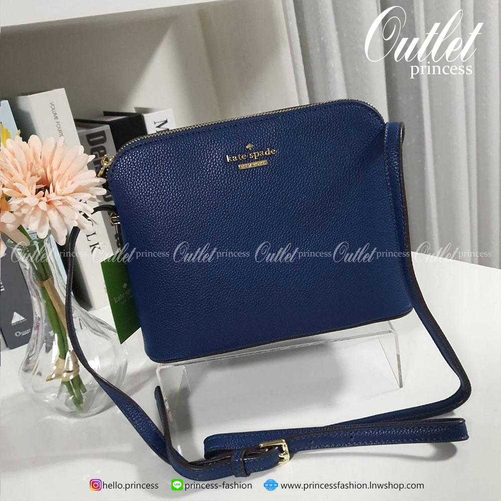 KATE SPADE CROSSBODY BAG แบรนด์ดังจากอเมริกาสุดฮิตของวัยรุ่น กระเป๋าสะพาย ขนาดน่ารักกำลังดี เปิดปิดด้วยซิปเดียวด้านบน ภายในมีช่องเล็ก1ช่อง ใส่มือถือได้ทุกรุ่นและกระเป๋าสตางยาวได้ ความยาวสาย 117cm ปรับได้ถึง5ระดับ รุ่นฮิตอีกรุ่นที่ไม่ควรพลาดเลยคร้า