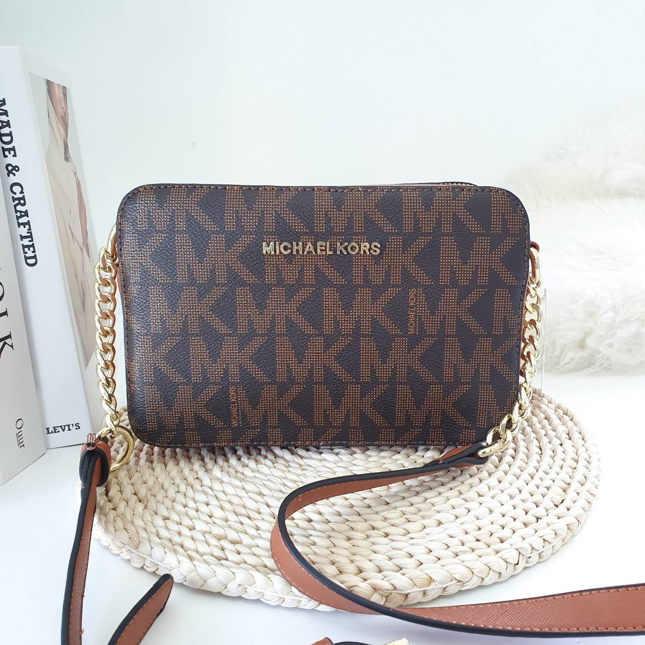 Michael Kors Crossbody Bag กระเป๋าสะพายแบบ crossbody หนังลาย safiano เปิดปิดด้วยซิปแบรนด์ อะไหล่ทอง ด้านหน้าประดับโลโก้ โลหะแบรนด์ ด้านในบุผ้าแบรนด์สวยหรู น้ำหนักเบา มีช่องซิปใส่ของจุกจิกและช่องใส่มือถือ มาพร้อมสายสะพายยาวโซ่ทอง+หนัง ปรับได้หลายระดับ ขนาด