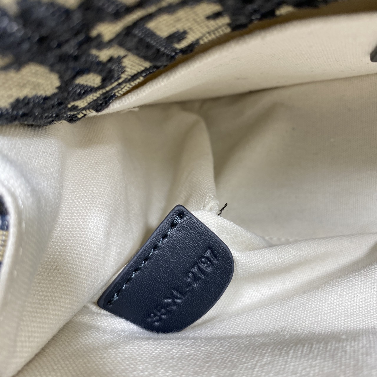 ORI หนังแท้ | DIOR Satchel Medium 30 Montaigne Dior Oblique jacquard fabric กระเป๋าสะพายไอเทมใหม่ประจำ Fall 2025 ยกระดับไลน์ 30 Montaigne ด้วยดีไซน์แบบแคชชวลที่เสริมด้วยรายละเอียดสุดประณีตบรรจง จากผ้าแจ็กการ์ดลาย