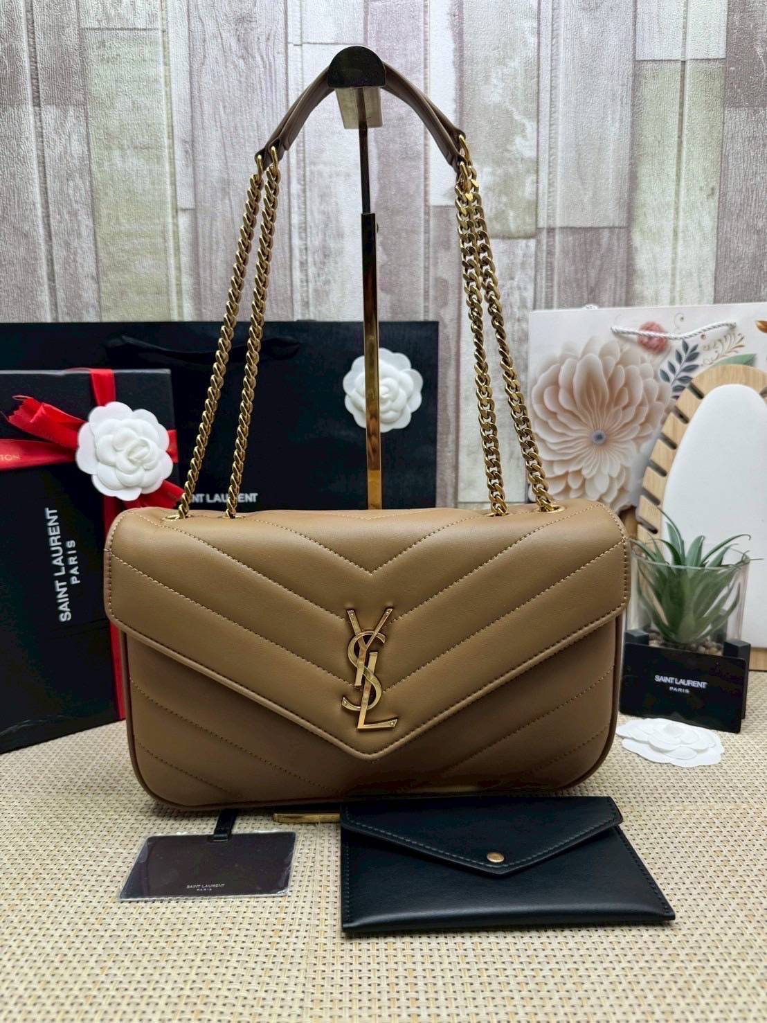 ORI หนังแท้ | 28cm YSL LOULOU medium in MATELASSÉ กระเป๋าสะพายสายโซ่าีทองหรูหรา งานหนังแท้เนื้อนุ่มตะเข็บเย็บลายเชฟรอนสวยหรูโดดเด่นเป็นเอกลักษณ์ 🤍 เกรดออริจินอล หนังแท้