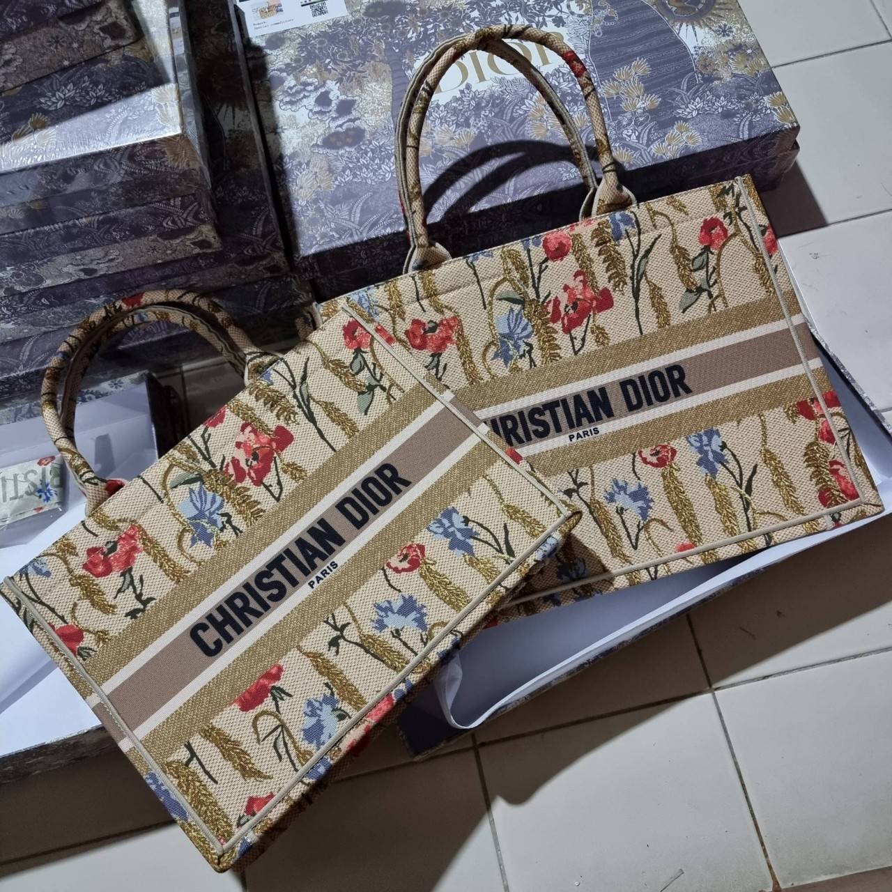 VIP 】HOT ARRIVAL!! DIOR CD SHOPPING BAG WITH GWP กระเป๋าทรงช้อปปิ้งใบใหญ่ จุใจ!! พรีเมี่ยมกิ๊ฟรุ่นดับเบิ้ลฮอต ดีไซน์คลาสสิควินเทจ สวยหรู วัสดุผ้าแคนวาสลายกราฟฟิค ภายในโล่งกว้างมากๆ ใส่ของจุสุดๆ โน้ตบุ้ค ไอแพด กระเป๋าสตางค์ มือถือ หรือเสื้อผ้ายังได้ สะพายค