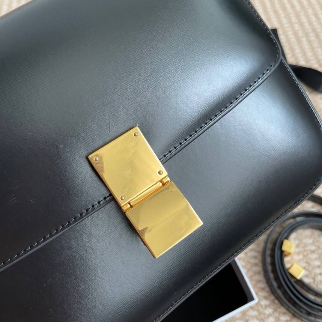 CELINE Medium Classic bag in box calfskin Black เกรดออริจินอล กระเป๋าสะพายแบรนด์เนมซีลีนหนังแท้สีน้ำตาล สีดำ อะไหล่ทองหรู งานหนังเรียบ สวยหรู ด้านในเปิดด้วยบีบอะไหล่ทอง ภายในแบ่งเป็น2ช่องและช่องซิปอีก1ช่อง จุของได้กำลังดี ใส่โทรศัพท์ กระเป๋าสตางค์ใบสั้น ข