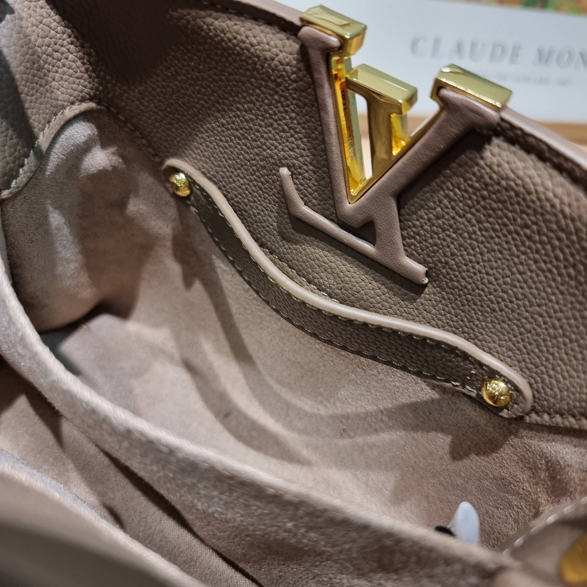 LV capucines mini top handle ที่สุดของความสวยในราคาเบาๆ กระเป๋าถือสุดหรู ดีไซน์ทรงคลาสสิค ที่รอบนี้มาในไซส์มินิ ดีงามม้ากกกก!! มาพร้อมหูจับในตัว ด้วยรูปทรงวินเทจและวัสดุหนังลูกวัว ขับผิว ทำให้ไอเท็มนี้สะกดทุกสายตาจริงๆ