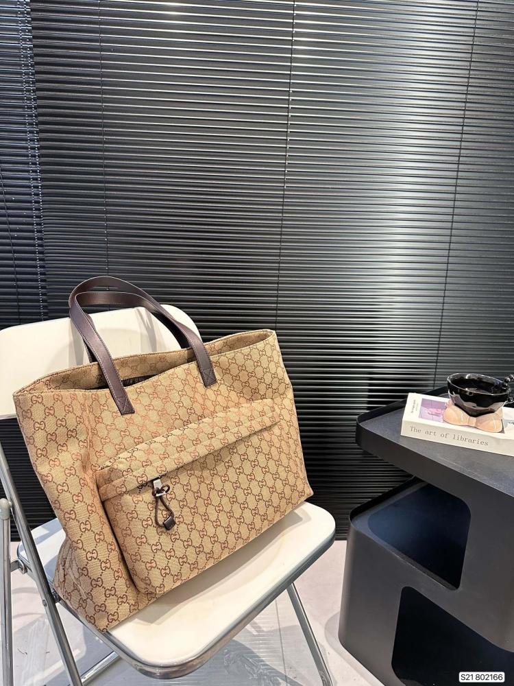 GUCCI Large GG tote bag กระเป๋าสะพายทรงโท้ทใบใหญ่จุใจ ไอเท็มซิกเนเจอร์ชคอลใหม่ ต้อนรับ Fall Winter ใช้ได้ทั้งชายหญิง ด้วยกลิ่นอายสไตล์สปอร์ต