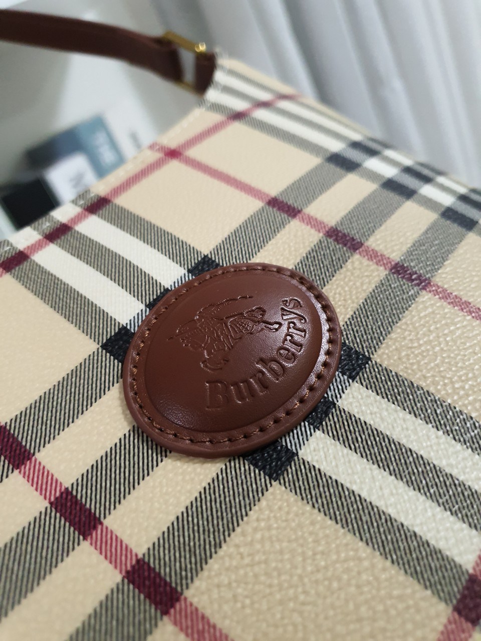 พรีเมี่ยมกิ๊ฟแท้ 100% 】BURBERRY VINTAGE BAG VIP GIFT WITH PURCHASE (GWP) กระเป๋าสะพายไหล่ พรีเมี่ยมกิ๊ฟ Limited Edition จากBURBERRY วัสดุหนังPVC สวยหนังนิ่ม ตัดด้วยสายหนังสีน้ำตาลเข้ม *สวยตาแตกกกก