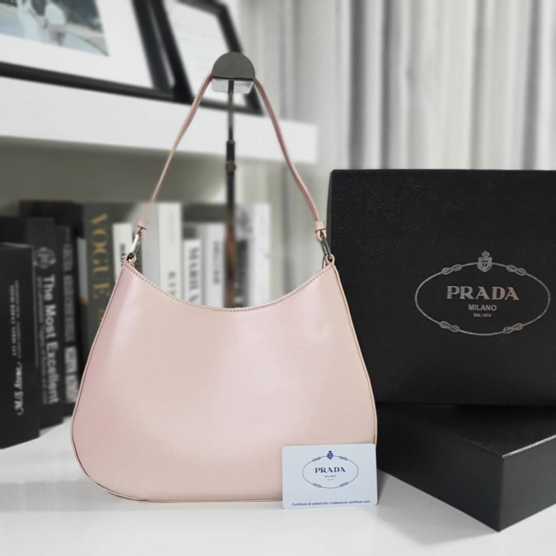 Prada Cleo brushed leather shoulder bag กระเป๋าทรงสวยยอดฮิต กับแบรนด์ PRADA งานพรีเมียมกิ้ฟท์จากแบรนด์ ทรงสะพายไหล่สวยหรูอยู่ทรง PRADA CLEO หนังเรียบดำเงาหรูสุดคลาสสิต เปิดปิดด้วยกระดุมอะไหล่เงินทั้งใบ ด้านในใส่กระเป๋าสตางค์ยาว มือถือ ของจุกจิกได้เยอะ มีป