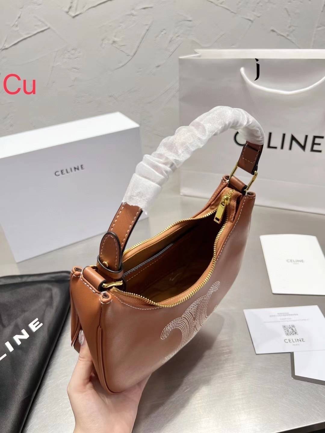 CELINE Ava Bag in Smooth Calfskin with Triomphe Embroidery กระเป๋าคล้องไหล่ซีลีนรุ่นใหม่ โลโก้งานปัก เรียบหรูและคลาสสิกมากๆ เข้ากับการแต่งตัวหลายสไตล์ ใช้ได้ทั้งกลางวันและกลางคืน หากสาว ๆ คนไหนที่กำลังมองหากระเป๋าสะพายไหล่ใบเล็กและ Practical เราขอแนะนำรุ่