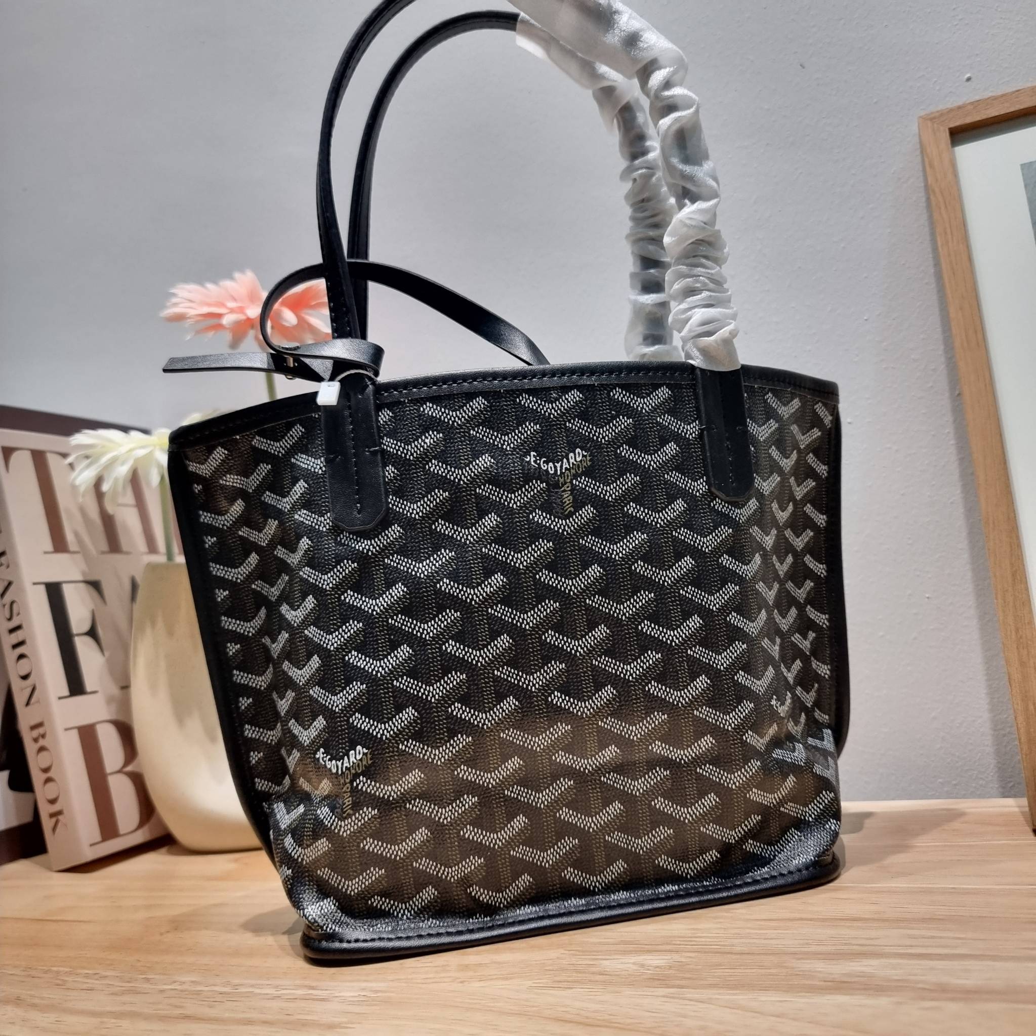 GOYARD MINI ANJOU REVERSIBLE TOTE ฮอตไอเท็ม กับกระเป๋าสะพายทรงโท้ท ไซส์มินิ กะทัดรัดมาก มาครบสีขายดี เลิศทุกสี รูปทรงคลาสสิค ดีไซน์เป็นเอกลักษณ์ ใช้งานได้หลากหลาย สามารถกลับด้านใช้ได้แบบไม่มีเบื่อ