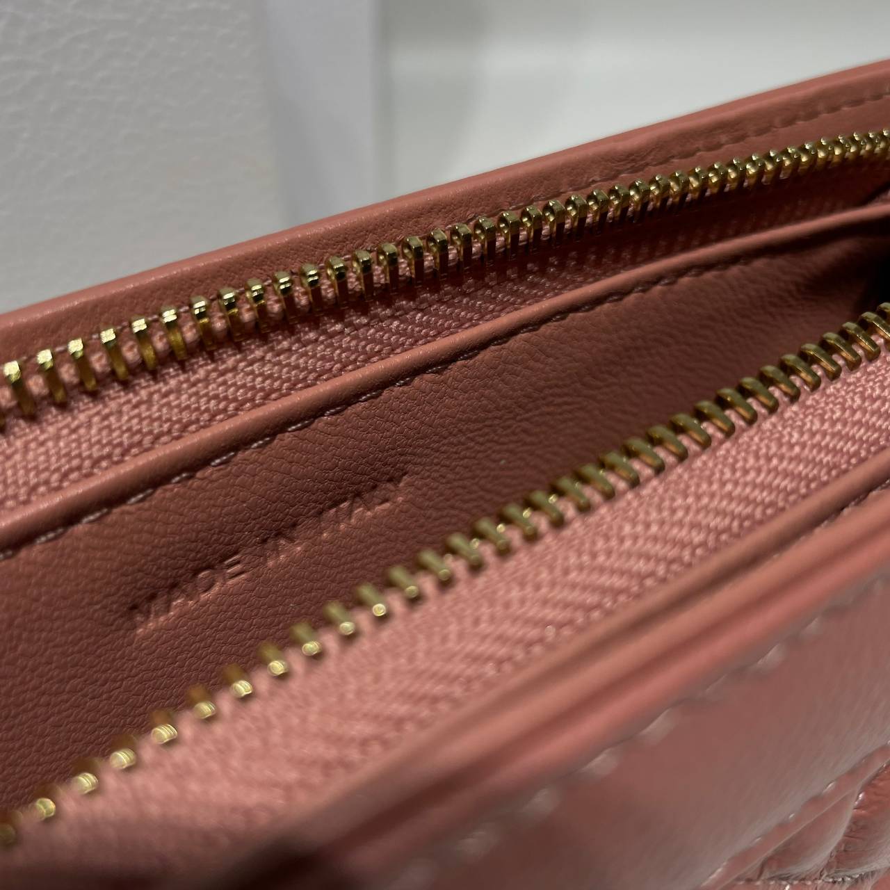 Caro Every Dior Pouch / Dior Clutch Bag Cloud Supple Cannage Leather กระเป๋าทรงคลัชพอช หนังแท้ ทรงเสนห์ผสมผสานดีไซน์ทันสมัยและใช้งานง่ายได้จริงหลายโอกาส เกรดท็อปออริ เทียบแท้ 1:1 ใช้งานต่างประเทศ