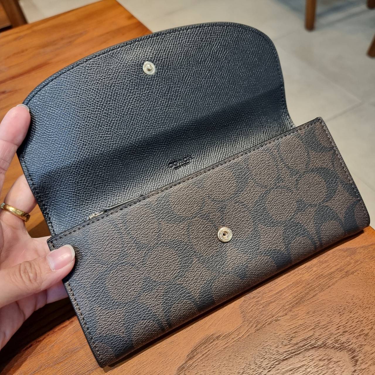 COACH F52601 POP SLIM ENVELOPE WALLET IN SIGNATURE รุ่นขายดี ขายหมด!! รุ่นหายาก!! เติมสต็อคจ้า!! กระเป๋าสตางค์รุ่นฝาพับ ดีไซน์เรียบหรู คลาสสิค ใช้งานง่ายและสะดวกมากๆ ด้วยซองซิปที่เสียบด้านหลัง ถอดแยกออกมาใช้ได้ หรือเอาออก พกกระเป๋าเดี่ยวๆก็ได้ ถือใบนี้ดูไ
