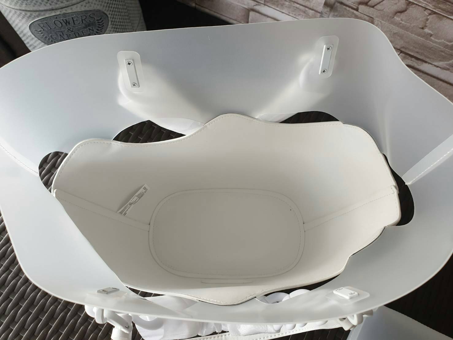 CHARLES & KEITH รุ่น CHUNKY CHAIN TOTE BAG CK2-30270180_MOSS ราคาปกติช้อป ( ฿3,390.00 ) ซื้อ 1 ได้ถึง 2 ใบ รุ่นใหม่ชนช้อป กระเป๋าทรง Tote สีสวยสุดคลาสสิค วัสดุ PVC มาพร้อมใบลูก ภายในโล่ง สายสุดเก๋ มี 2 สาย สายสะพายไหล่ ถอดออกได้ (สายยาวสาวอวบ/ อ้วน ก็เอาอ