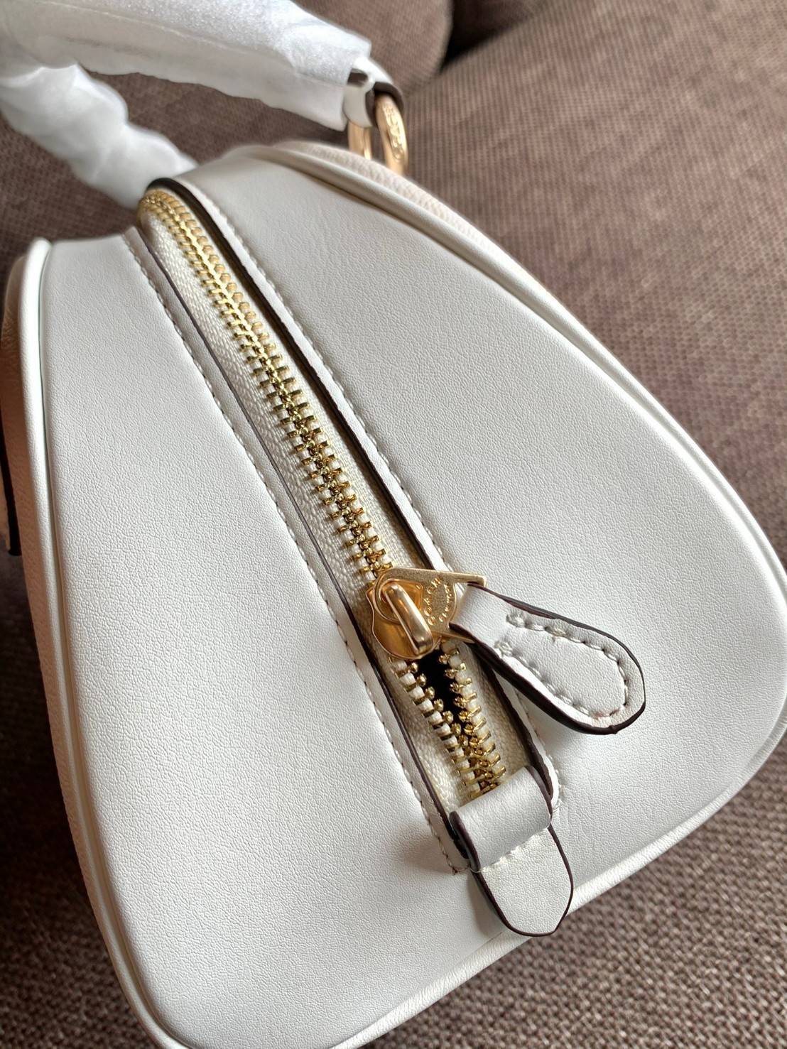 COACH SYDNEY SATCHEL BAG CA202 CA591 CB596 ใหม่ล่าสุด กับคอลที่สาวๆต้องหลงรัก กระเป๋าสะพายทรง satchel ที่มีรูปทรงดึงดูดสายตา สวยแรกเห็น วัสดุหนัง crossgrain พร้อมหูจับในตัว เปิด-ปิดด้วยซิป ภายในโล่งกว้าง ขนาดกำลังดี มีสายครอสให้ ปรับได้ตามชอบ ใบจริงลูกคุณ