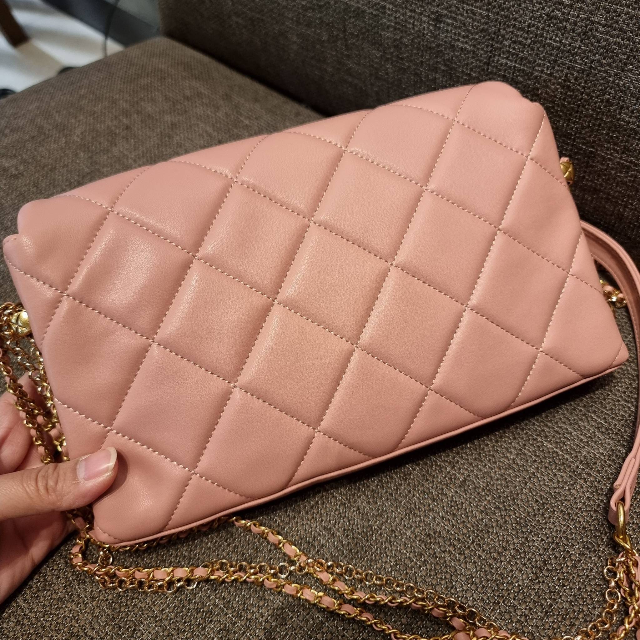 VIP 】สวยหรูพร้อมเสิร์ฟ!! กับไอเท็มสุดเลิฟจาก Chanel กระเป๋าสะพายที่สุดของความคุ้มค่า วัสดุหนังแกะนิ่มเต็มใบ เปิด-ปิดกระเป๋าด้วยตัวบิดล็อค ภายในกระเป๋าบุผ้าสวยหรู มีช่องโล่งกว้างจุของได้สบาย ใส่โทรศัพท์ กระเป๋าสตางค์ได้ มีช่องซิป 1 ช่อง ช่องย่อย 1 ช่อง ดีเ