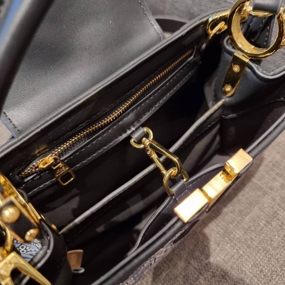 LV capucines top handle with vintager 1854 / LV SINCE 1854 CAPUCINES MM ที่สุดของความสวยในดีไซน์คลาสสิคย้อนยุค กระเป๋าถือสุดหรู มาพร้อมหูจับในตัว ด้วยรูปทรงวินเทจและวัสดุผ้าแคนวาสคละลายเต็มใบ สร้างดีเทลให้ไอเท็มนี้ได้ลุคผู้ดีไปอีก และยังมีลูกเล่นที่ฝาปิดก