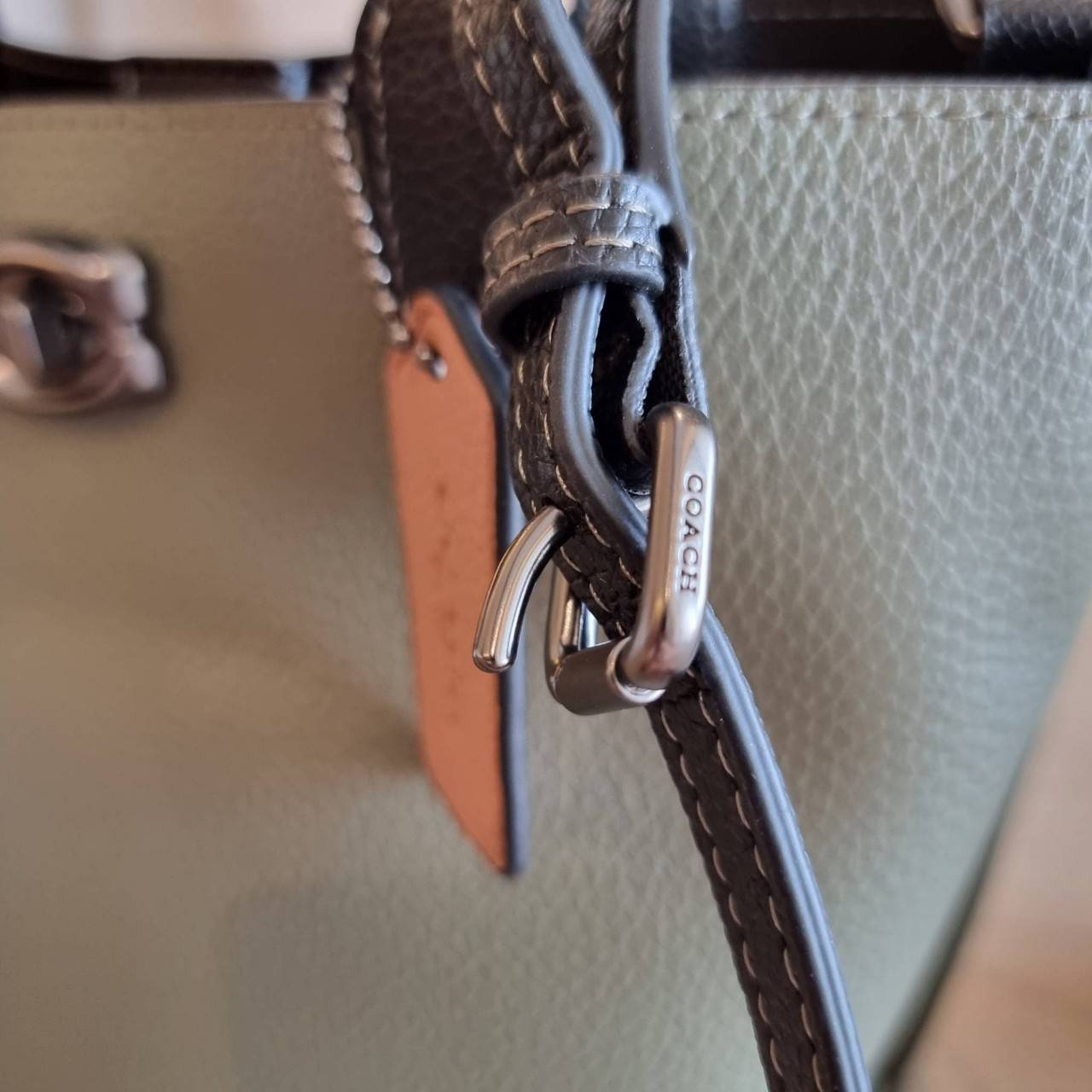 COACH C8561 C8869 WILLOW TOTE 24 IN COLOR BLOCK น้องสาวลุคลูกคุณมาแล้วจ้า กระเป๋าถือ/สะพาย ดีไซน์คัลเลอร์บล็อค ลงตัว เรียบหรู ใบจริงคือผู้ดี๊ผู้ดี ใช่ได้ทุกๆโอกาส วัสดุหนัง pepble อยู่ทรง เปิดปิดด้วยตัวบิดล็อค และอีกฝั่งเป็นกระดุมแม่เหล็ก ภายในโล่งกว้าง ใ