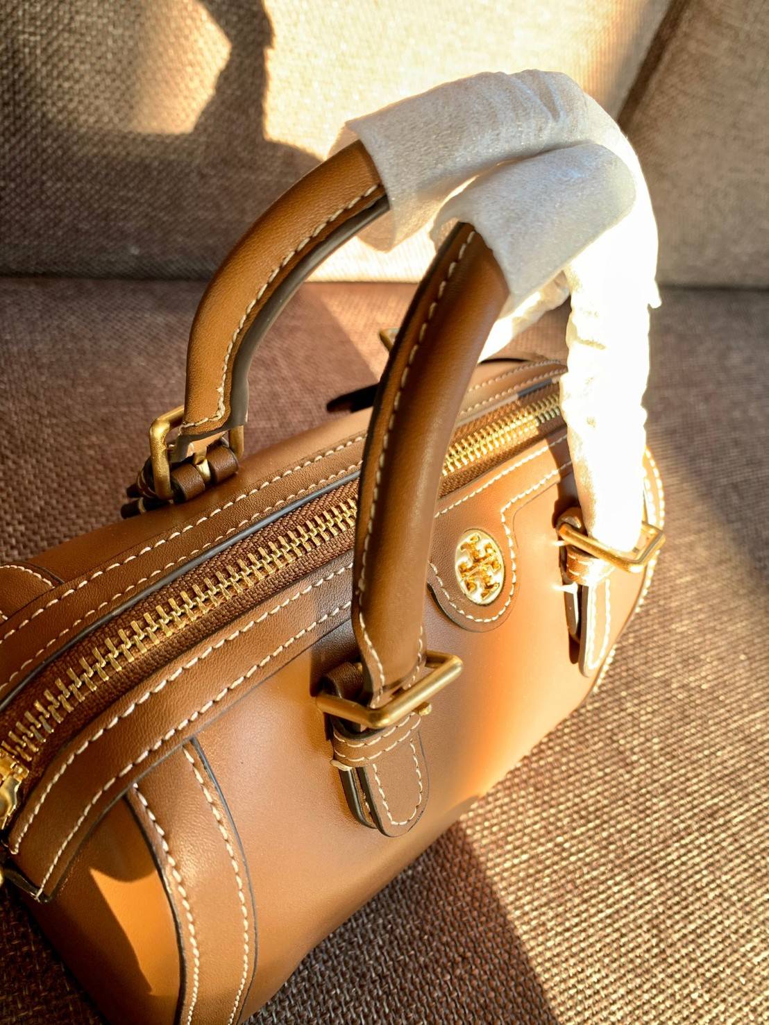 TORY BURCH T Monogram Color-block Barrel Duffle พร้อมส่งที่ไทย สวยก่อนใคร มี2ขนาด ไม่มีคือพลาดจร้าา😘 ✔️กระเป๋าทรงหมอน วัสดุหนังแท้ชั้นดีที่สุด หนังเรียบนิ่มสวย ✔️เปิดปิดกระเป๋าด้วยซิปคู่แบบมีหนังห้อย ภายในกว้างมากสำหรับไซด์นี้ หายห่ว