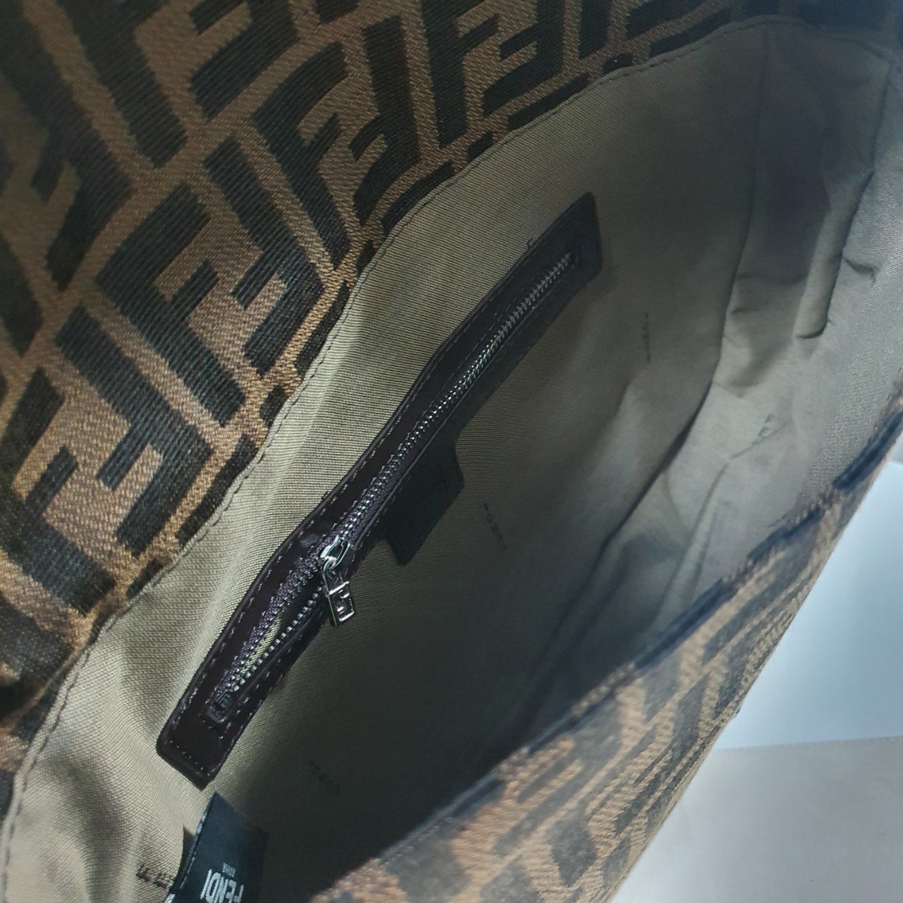 FENDI MAMMA BAGUETTE ZUCCA BROWN FABRIC BAG (GWP) พรีเมี่ยมกิ๊ฟ Limited Edition จาก FENDI วัสดุ CANVAS พิมพ์ลายแบรนด์ เปิดปิดด้วยฝาปิดกระดุมแม่เหล็ก ภายในมีช่องซิป ใส่ของแยกอีกช่อง สามารถใส่กระเป๋าสตางค์ยาว iphone เงิน ของจุกจิกได้ มาพร้อมสายสะพาย2แบบ ถอด