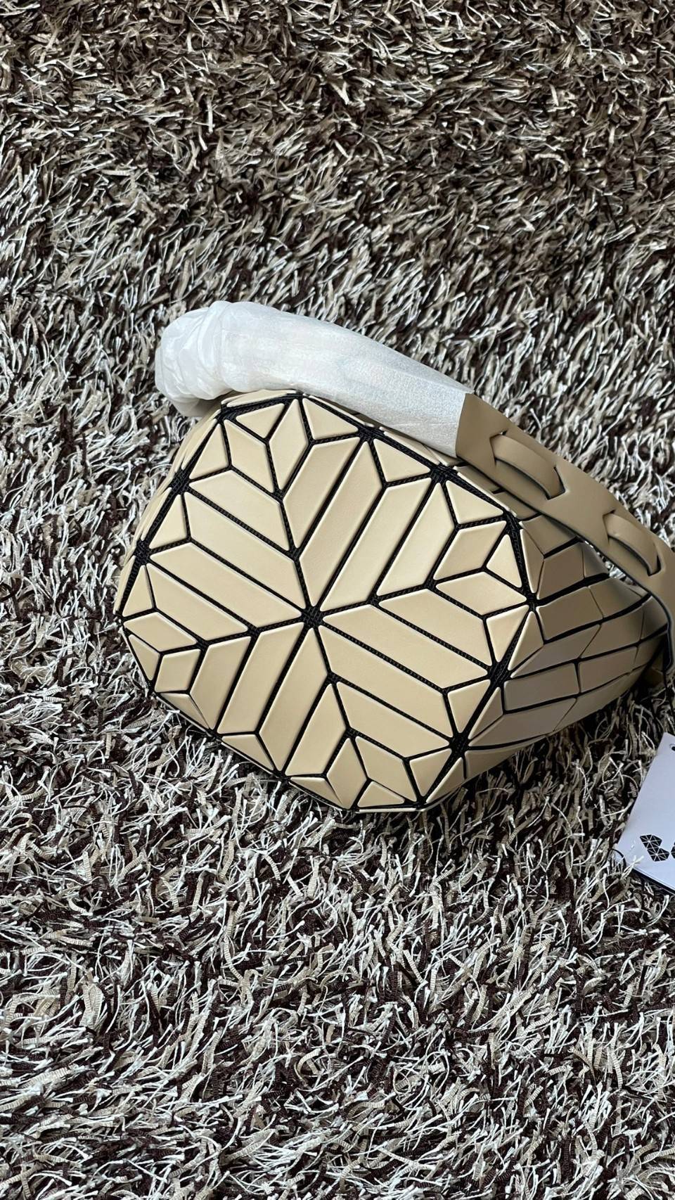 small : BAO BAO ISSEY MIYAKE SMALL BUCKET เป็นกระเป๋าบัคเก็ตขนาดเล็กสามารถใช้ใส่กระเป๋าสตางค์และโทรศัพท์มือถือได้ ซีรีย์ใหม่นี้มีจุดเด่นที่แผ่นรูปทรงสี่เหลี่ยมด้านขนานในแนวตั้ง เกิดเป็นรูปทรงสามมิติ