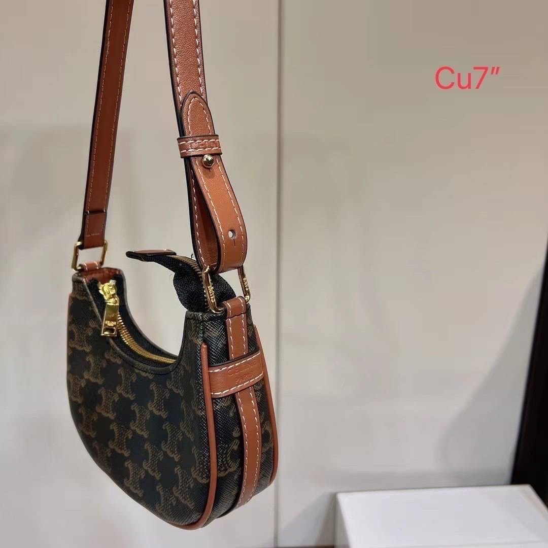 CELINE MINI AVA IN TRIOMPHE CANVAS AND CALFSKIN สวยเกินต้านกับน้องมินิ รุ่นสุดปัง ที่ใครเห็นก็ต้องว้าว กับกระเป๋าสะพายไหล่ ไซส์มินิ น้องน่ารักม้ากกก!! ไม่ไหว!! รูปทรงที่ไม่เหมือนใคร ใช้งานง่าย วัสดุหนังแคนวาสตัดสลับหนังแท้