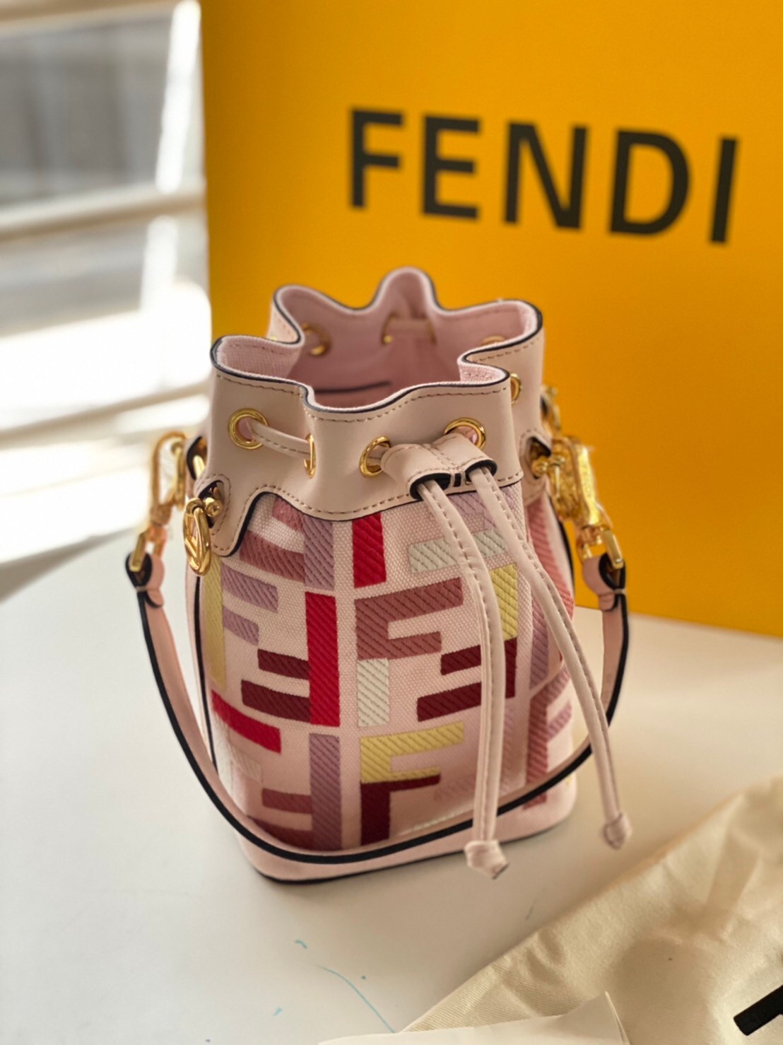 VIP GIFT 】FENDI Bucket in Pastel Bag สีหวานน่ารัก โดดเด่นด้วยสีสันสะดุดตา ดูแพงมากกกกก จัดหนักกันไปเลย กับรุ่นที่สาวๆรอคอย พร้อมเสิร์ฟความสวยให้ถึงบ้านแล้วน้า กระเป๋าบัคเก็ตทรงยอดนิยม ดีไซน์ใหม่ล่าสุด ยูนีคไม่เหมือนใคร งานฝีมือมากๆ ภายในเป็นช่องโล่งกว้าง 