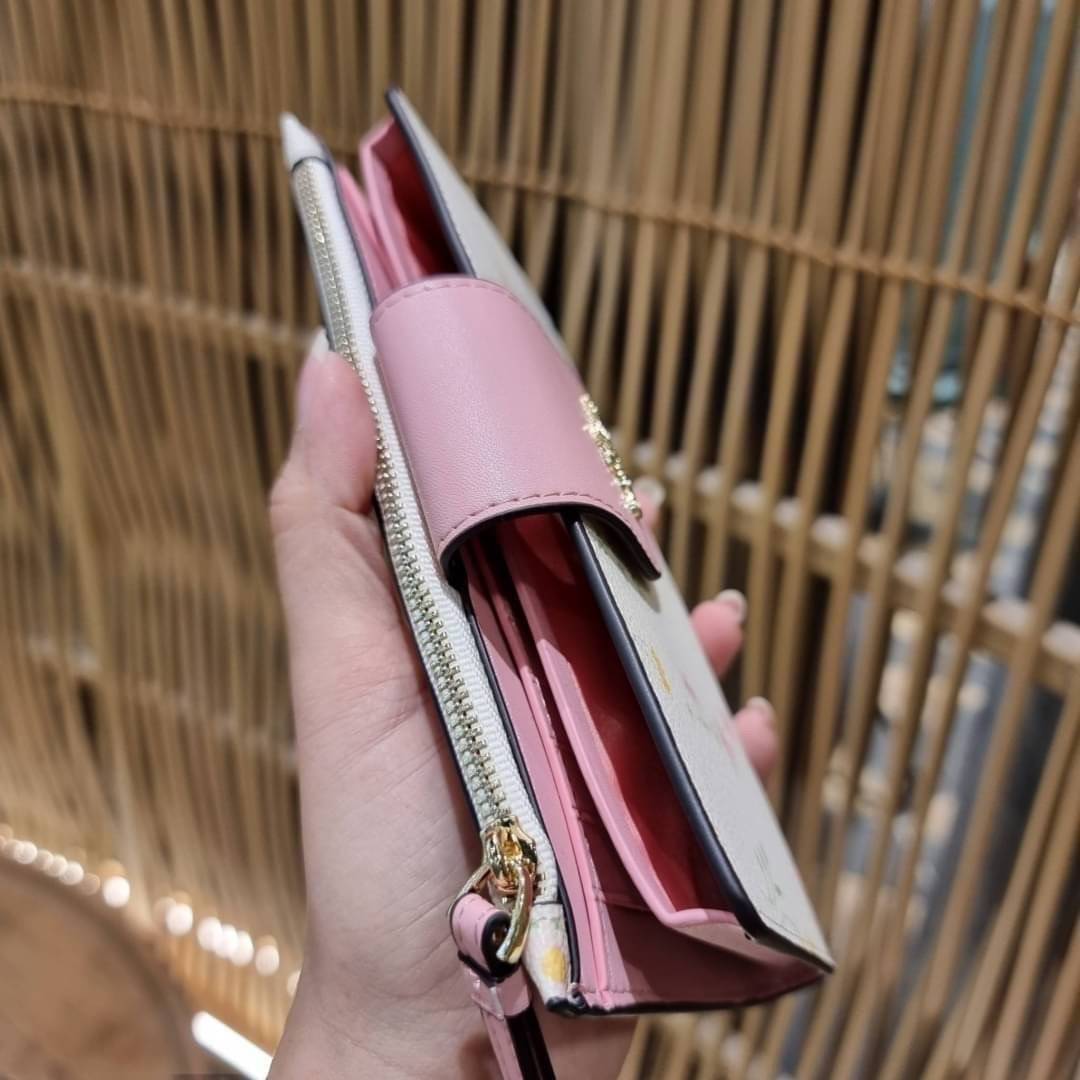 COACH C3371 TECH PHONE WALLET WITH SPACED WILDFLOWER ดีไซน์ใหม่ คอลเลคชั่นสวยหรู กระเป๋าสตางค์พร้อมสายคล้องมือ ง่ายต่อชีวิตมากจ้า!! มันดีอะไรเบอร์นี้ ใส่ได้ทั้งบัตร และโทรศัพท์ก็ใส่ได้ทุกรุ่น แถมยังมีช่องซิปแยกไปอีก ช่องเยอะไม่ต้องห่วงจริงๆ วัสดุหนังแคนวา