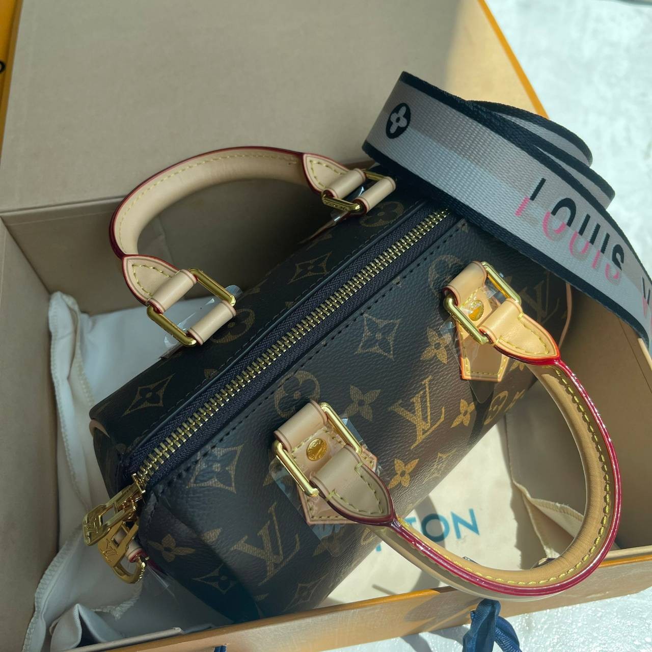 หนังแท้ LOUIS VUITTON POCHETTE SPEEDY BANDOULIÈRE 20 มาพร้อมสายผ้า มีให้เลือก2 สี ถ่ายสดจากสินค้าจริง ขนาดน่ารัก เป็น every look ที่หรูหรามากค่าา