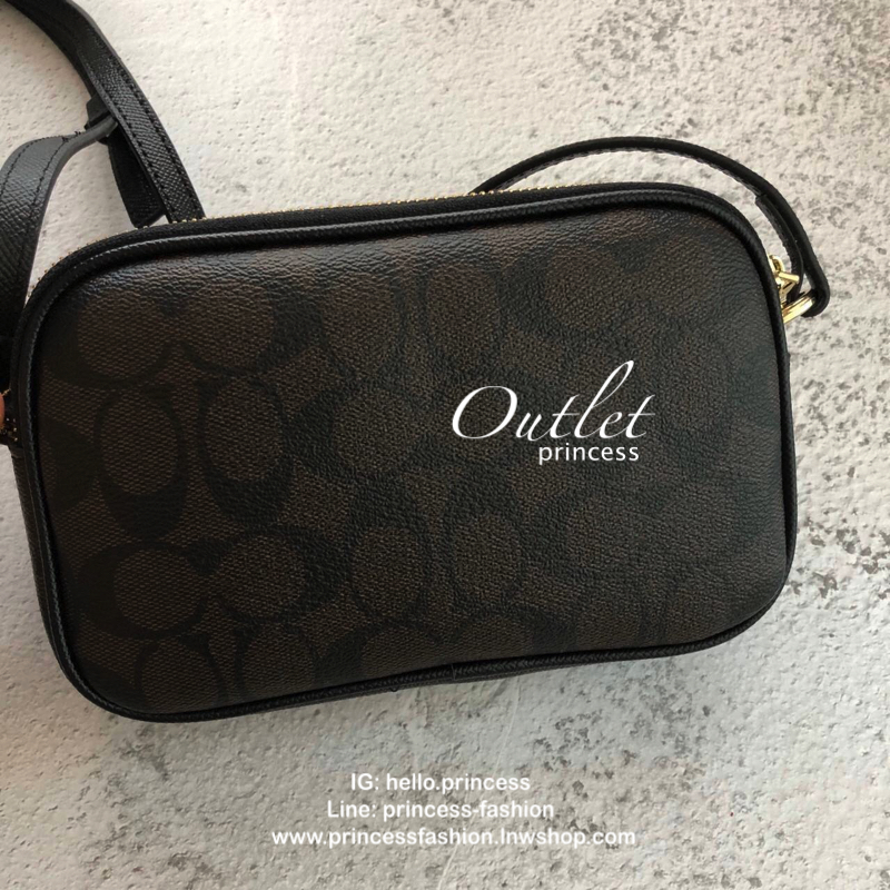 กระเป๋าสะพาย COACH เปิด - ปิดกระเป๋าด้วยซิป มีช่องใส่ของ 2 ช่องใหญ่ ด้านในมีช่องใส่ของ 1 ช่อง และช่องใส่บัตร 2 ช่อง มาพร้อมสายสะพายยาว สามารถปรับได้ 3 ระดับ (ถอดสายไม่ได้ค่ะ)