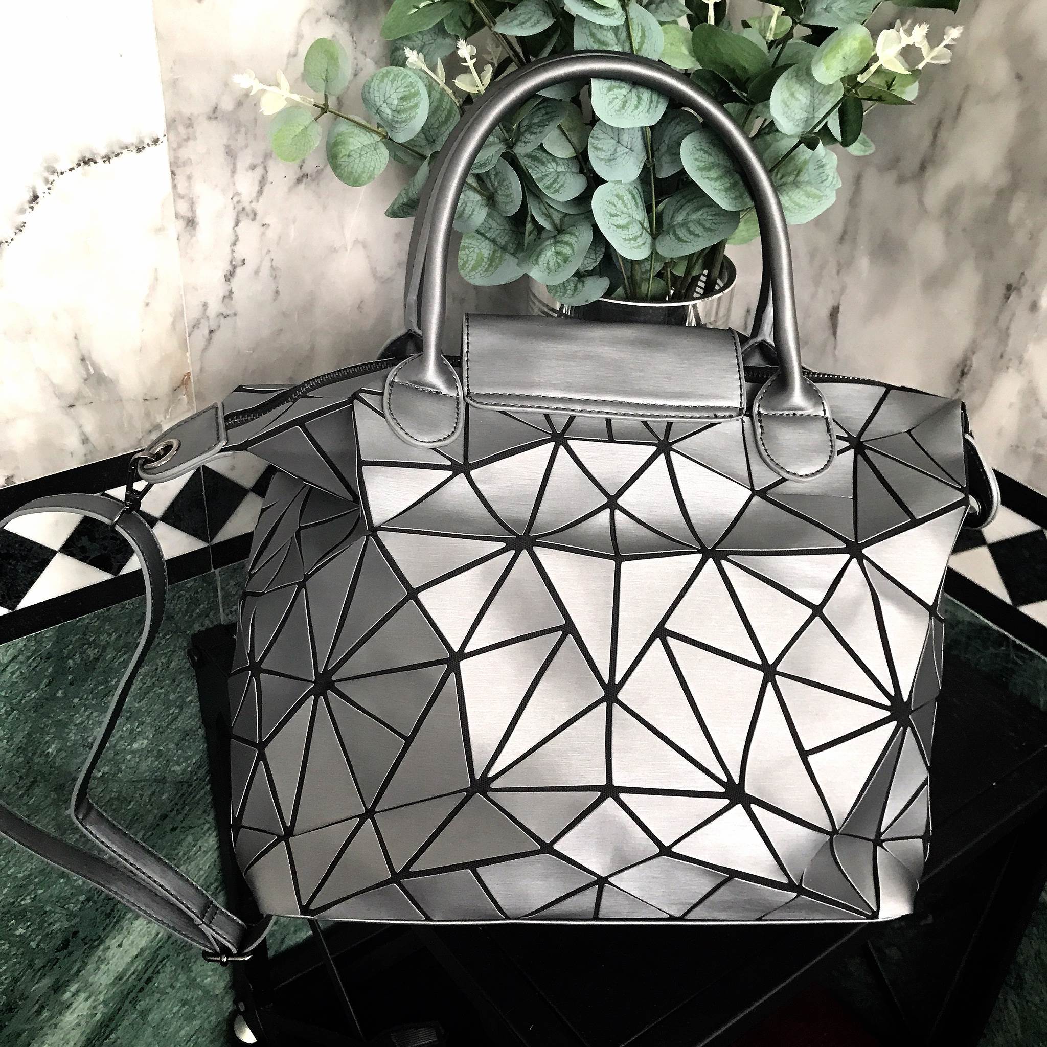 ทรงใหม่ สวยมาก จากแบรนด์ David Jones รุ่นพิเศษ มาจำนวนจำกัดนะค่า 😊 กระเป๋า ทรง Tote ตัวกระเป๋าเย็บติด ด้วยแผ่นอคิลิค สุดหรู ดีไซน์เกร๋ **จุดเด่นที่ น้ำหนักเบา สามารถ ถือ หรือ สะพายไหล่ได้คะ ใบใหญุจุของคุ้ม แต่น้ำหนักเบาคะ มีใบเดียวจบ **ควรมีติดตู้