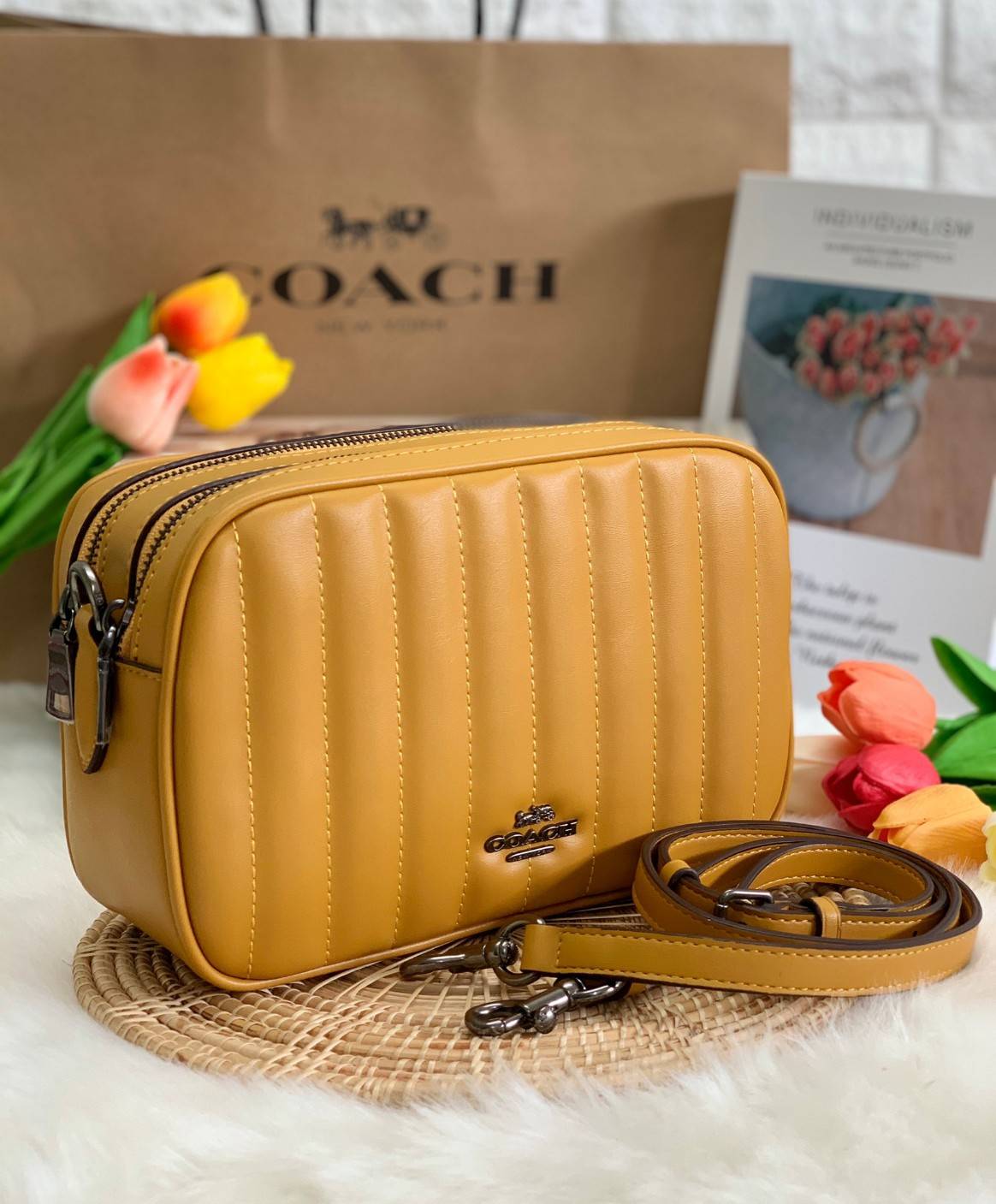 COACH C1569 JES CROSSBODY WITH LINEAR QUILTING ใหม่ล่าสุด!! กระเป๋าสะพายข้าง รุ่น 2 ซิป ใบใหญ่จุใจ ดีไซน์ใหม่ เพิ่มลูกเล่นให้ดูหรูหรายิ่งขึ้น วัสดุหนังสังเคราะห์บุเป็นลายเส้นสวยงาม เปิด-ปิดด้วยซิป 2 ช่องหลัก ใช้งานง่าย ทรงสวยมากๆรุ่นนี้ มาพร้อมสายสะพาย cr