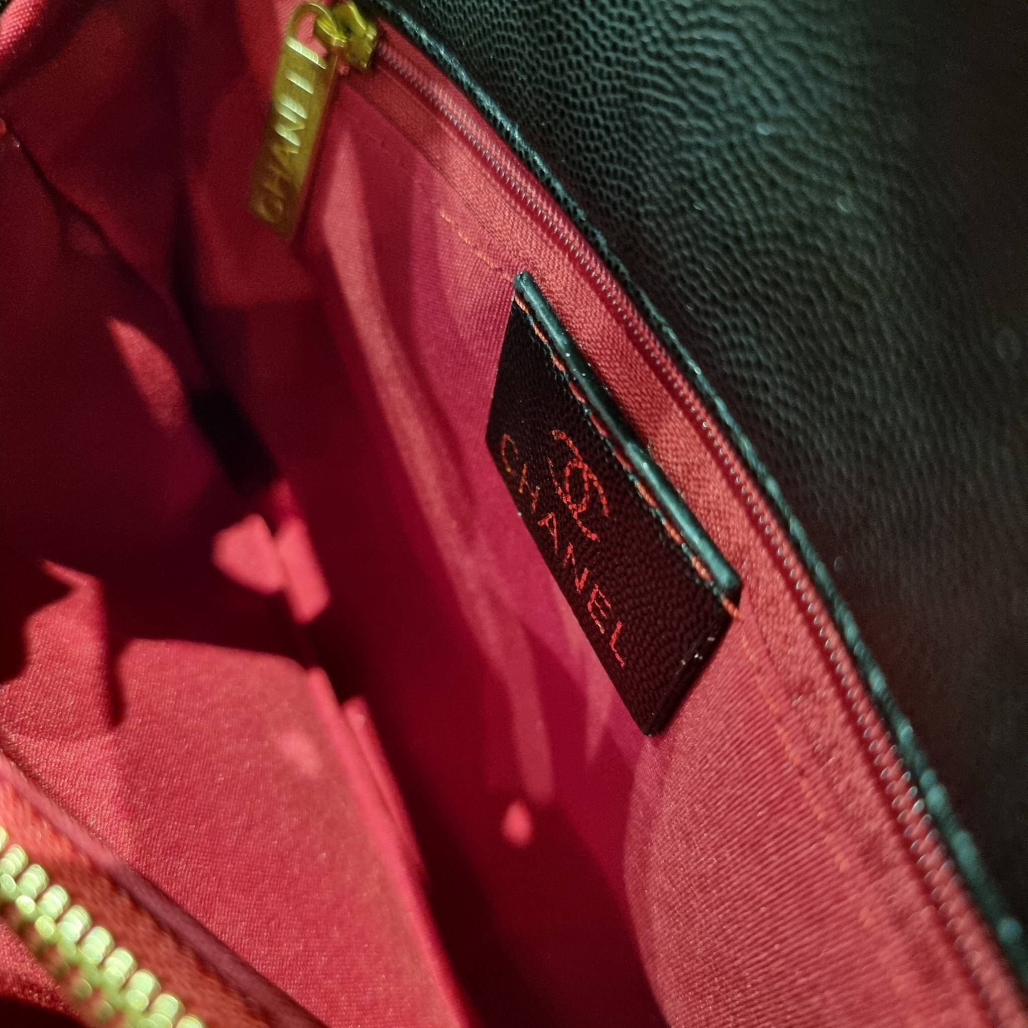 VIP 】รุ่นยอดฮิตตลอดกาล ไซส์กำลังสวย!! จากแบรนด์ Chanel กระเป๋าถือ/สะพาย หนังลายคาเวียร์ โลโก้เด่นชัด เปิด-ปิดกระเป๋าด้วยตัวบิดล็อค อะไหล่สีทองหรู ทรงสวยผู้ดี ภายในกระเป๋ามีช่องโล่งกว้างจุของได้พอสมควร มีช่องซิปแบ่งสัดส่วน ด้านหลังมีช่องเก็บของจุกจิกอีก 1 