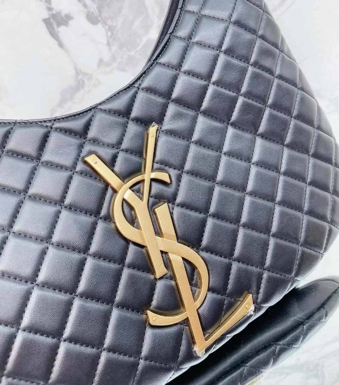 YSL Icare Maxi Shopping Bag In Quilted Lambskin 15" / YSL Icare Maxi Denim กระเป๋าสะพายใบใหญ่ มาพร้อมใบเล็ก หนังบุเย็บลายตาข่าย (Quilted Bag) ดีไซน์โฉบเฉี่ยวกว่าหลายระดับด้วยการประดับฮาร์ดแวร์ทองเหลืองในตัวอักษร Y.S.L สะดุดตา มอบสไตล์เรียบง่ายแต่คลาส