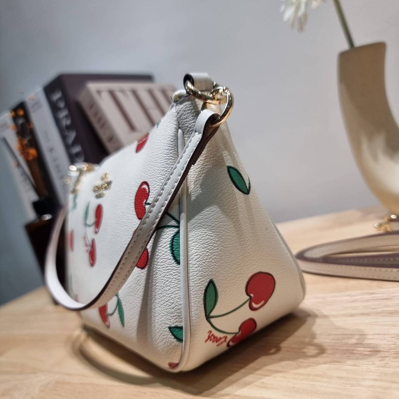 COACH F58321 TOP HANDLE POUCH คอลเลคชั่นสุดฮิต กับดีไซน์ใหม่ น่ารักน่าใช้ทุกแบบ กระเป๋าพอชทรงใช้งานง่าย สะดวก กะทัดรัด วัสดุหนังแคนวาสเคลือบคุณภาพ มาพร้อมสายคล้องในตัว และสายสะพาย crossbody ปรับเปลี่ยนได้ตามสไตล์ อีกหนึ่งไอเท็มที่สาวๆต้องมี ในราคาสุดคุ้ม 