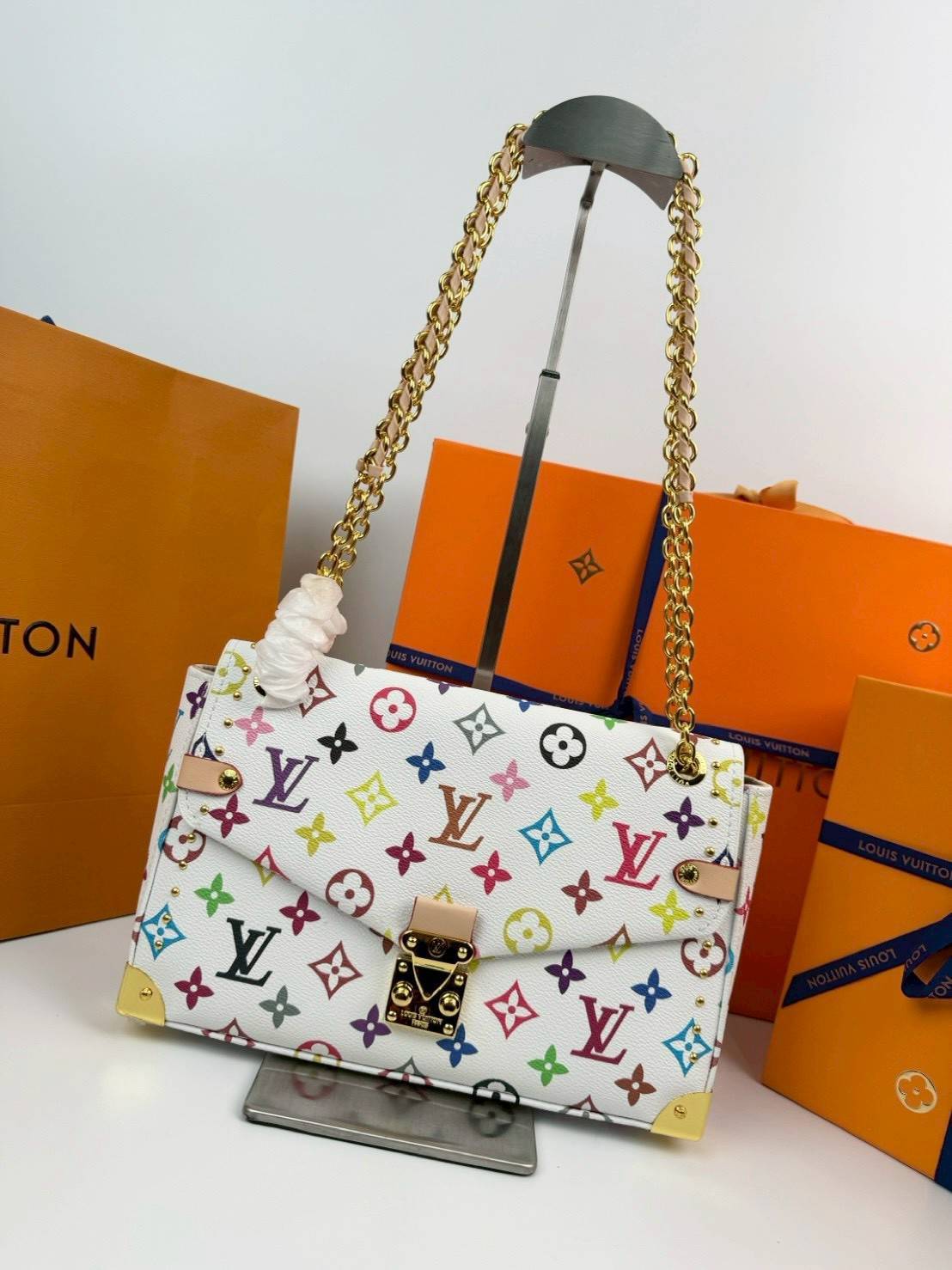ORI หนังแท้ | LV Trunkie bag กระเป๋าสะพายรุ่นใหม่ ดีไซน์ร่วมสมัยโดดเด่นด้วยมุมโลหะ เฉลิมฉลองเอกลักษณ์ที่สืบทอดมาอย่างยาวนาน ผสานฟังก์ชันการใช้งานเข้ากับความหรูหรา Monogram แคนวาสตกแต่งหมุดสีทอง สะท้อนถึงกระเป๋าเดินทางสไตล์วินเทจ