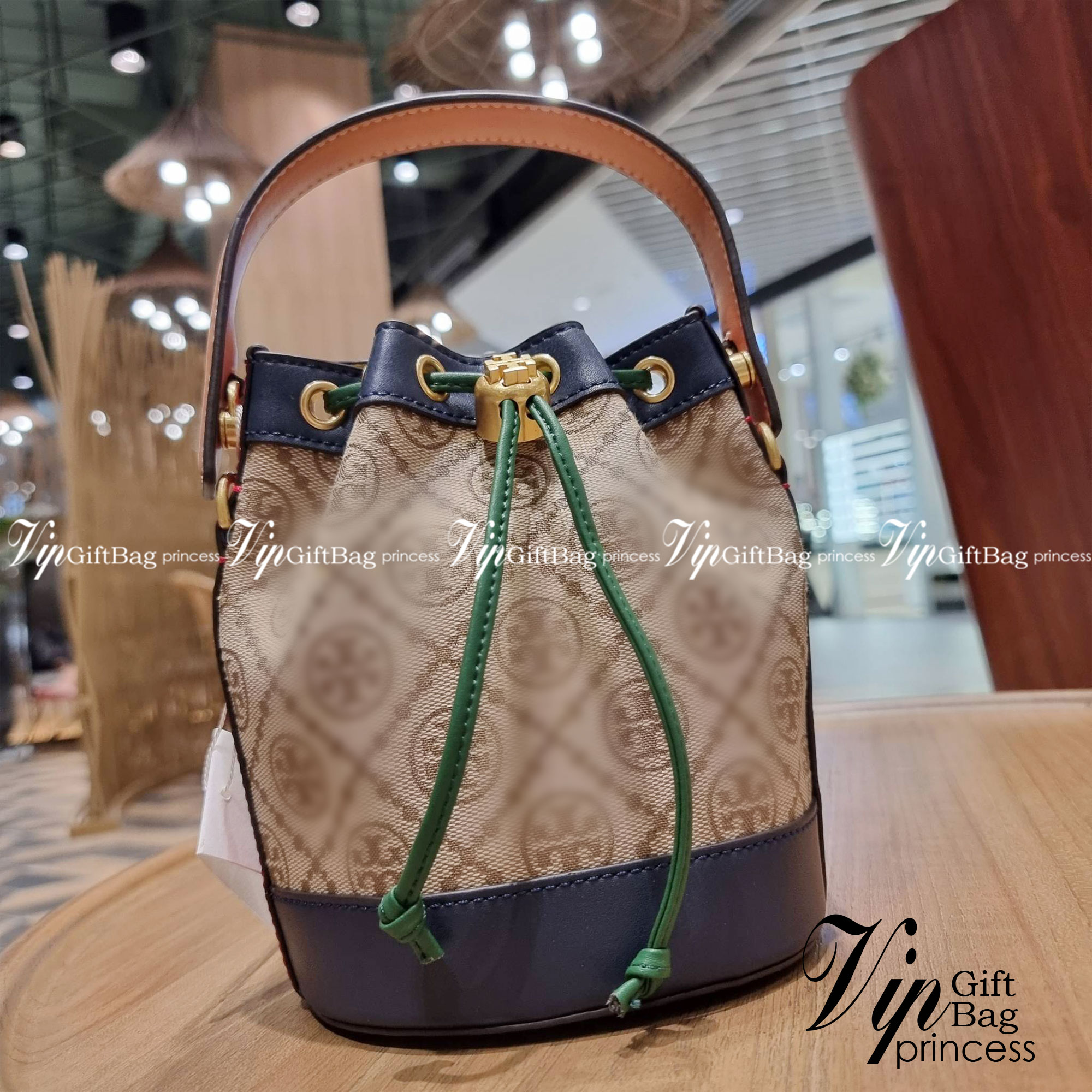 MINI : TORY BURCH T MONOGRAM COLOR-BLOCK JACQUARD MINI BUCKET BAG ใหม่ล่าสุด กับกระเป๋าบัคเก็ตทรงสวย ไซส์มินิ ในราคาน่ารัก โดดเด่นด้วยลวดลายเอกลักษณ์ ผสานลายคัลเลอร์บล็อค โทนสีตัดกันอย่างลงตัว ถักทอบนวัสดุ woven jacquard ลายคมชัด สลับส่วนของหนังแท้ ภายในเ