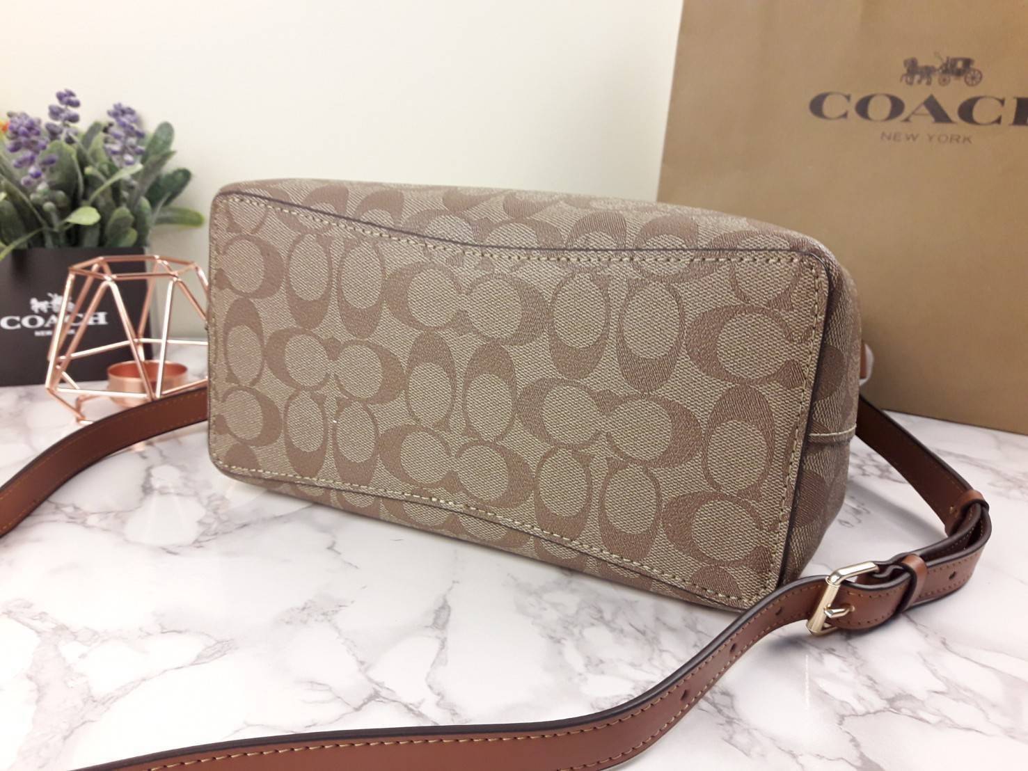 ใบใหญ่ 10" COACH TOWN BUCKET BAG IN SIGNATURE CANVAS (COACH 91512) 🌺 เป็นสีที่ขายดีมากๆ และหายากมากๆด้วย!! //ขนาด 10 นิ้ว ใส่ของได้จุใจ!! //กระเป๋าสะพายข้าง //วัสดุหนังแคนวาสอย่างดี หนังสวย อยู่ทรง มีสายสะพายยาว ใช้สะพายเป็นคลอสบอดี้ได้ สายยา