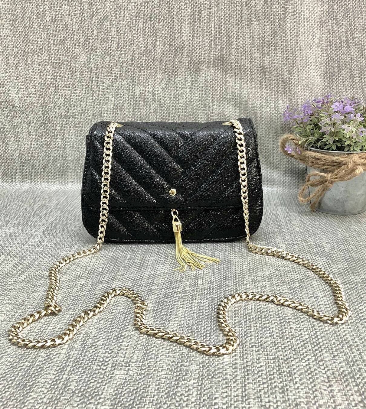 CHARLES & KEITH TASSEL DETAIL SHOULDER BAG กระเป๋าสะพายข้าง ทรงน่ารัก ด้านหน้ามีพู่ห้อย เปิดปิดกระเป๋าแบบแม่เหล็ก ด้านในโล่ง มีช่องซิป 1 ช่อง และช่องใส่บัตรได้ 3 ช่องค่ะ สายสะพายโซ่สีทองหรูหราค่ะ