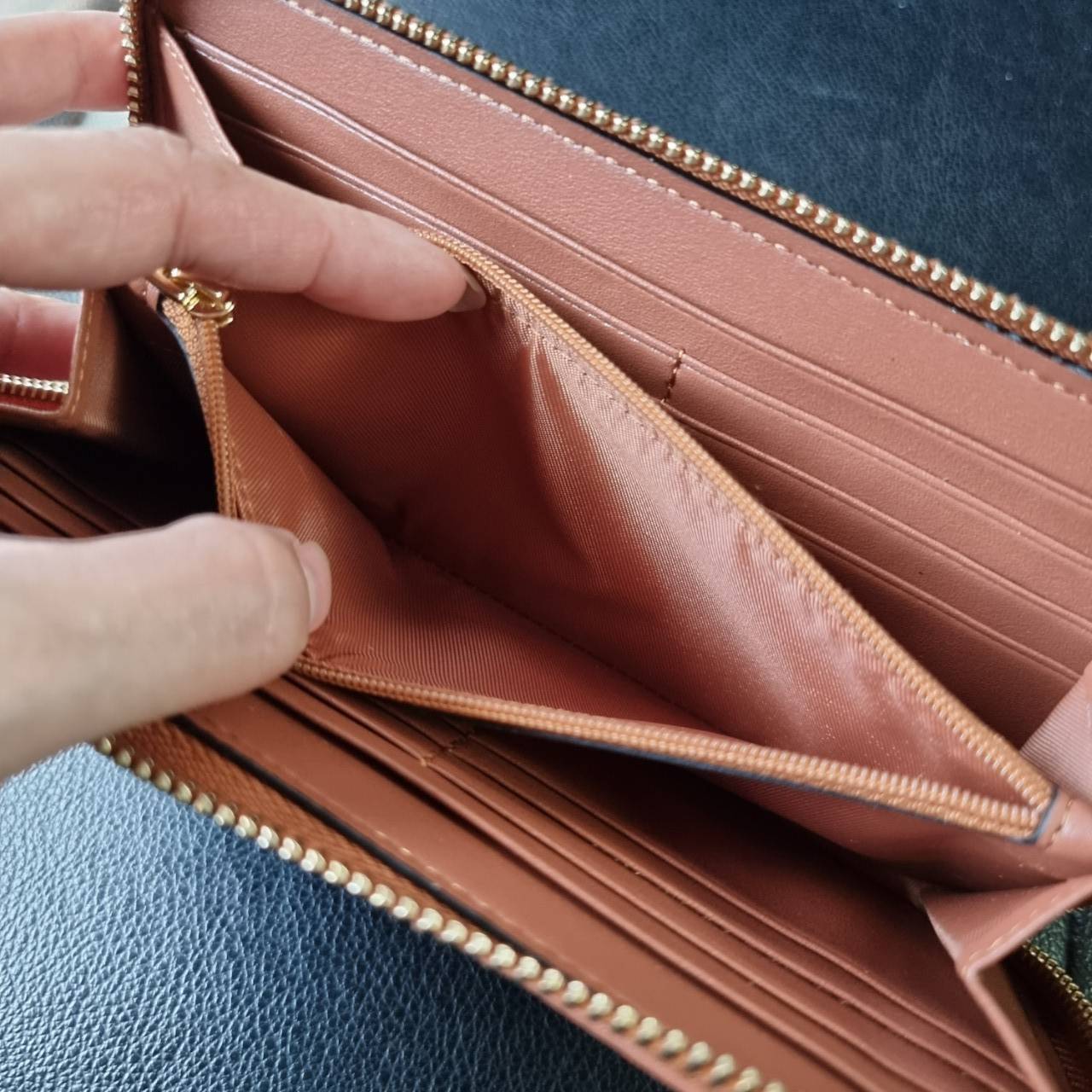 COACH F54630 ACCORDION ZIP WALLET IN SIGNATURE COATED CANVAS WITH LEATHER STRIPE กระเป๋าสตางค์ใบยาวรุ่นคลาสสิค คัดสีขายดีมาให้กันเลยจ้า ♥️ วัสดุหนังแคนวาสเคลือบลาย เปิด-ปิดด้วยซิปรอบ รูดใช้งานง่าย ใส่บัตรได้ มีช่องซิปใส่เหรียญ ใส่มือถือได้ พกใบนี้ใ