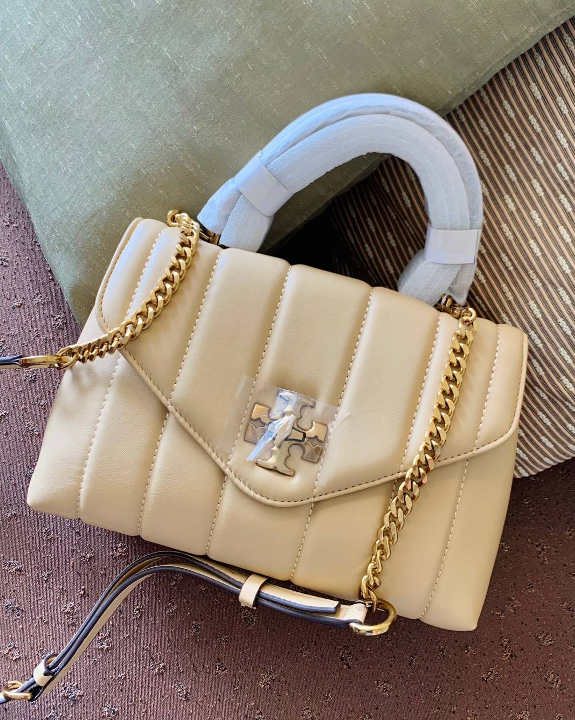 TORY BURCH KIRA QUILTED SMALL BAG พร้อมส่งที่ไทย ไม่ผิดหวังแน่นอนค่ะ! กระเป๋าหิ้วหรือสะพายข้างได้ วัสดุหนังแกะแท้ทั้งใบ ((หนังแกะจะมีคุณภาพดีเงานิ่มและแพงกว่าหนังวัวจ้า)) หนังนิ่มสวยงามมากๆค่ะ เปิดปิดกระเป๋าแบบหมุนล็อคแบบโลโก้แบรนด์ ใช้อะไหล่คลาสสิคดูหรูเ