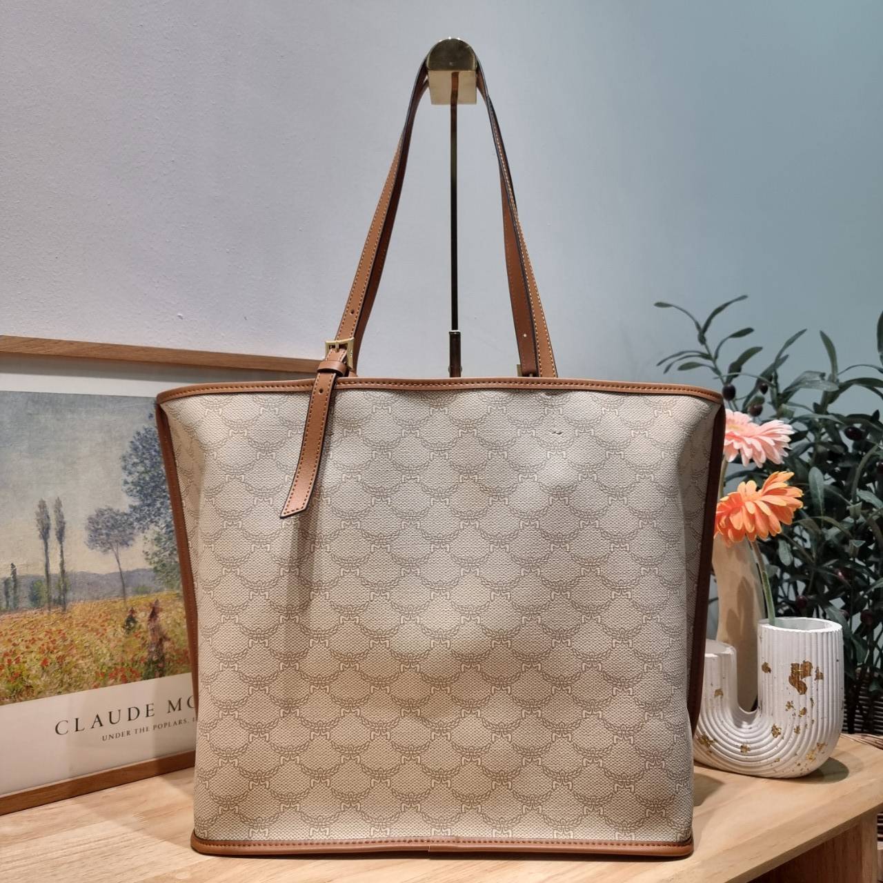 M.C.M MEDIUM HIMMEL SHOPPER IN LAURETOS กระเป๋าทรงโท้ทช้อปปิ้ง เรียบหรู คอลใหม่ พร้อมสีใหม่ ดีไซน์ละมุน น่าใช้มากๆ ก พิเศษสุดกับพวงหนังพร้อมห่วงกุญแจทึ่สามารถห้อยพวงกุญแจน่ารักๆได้