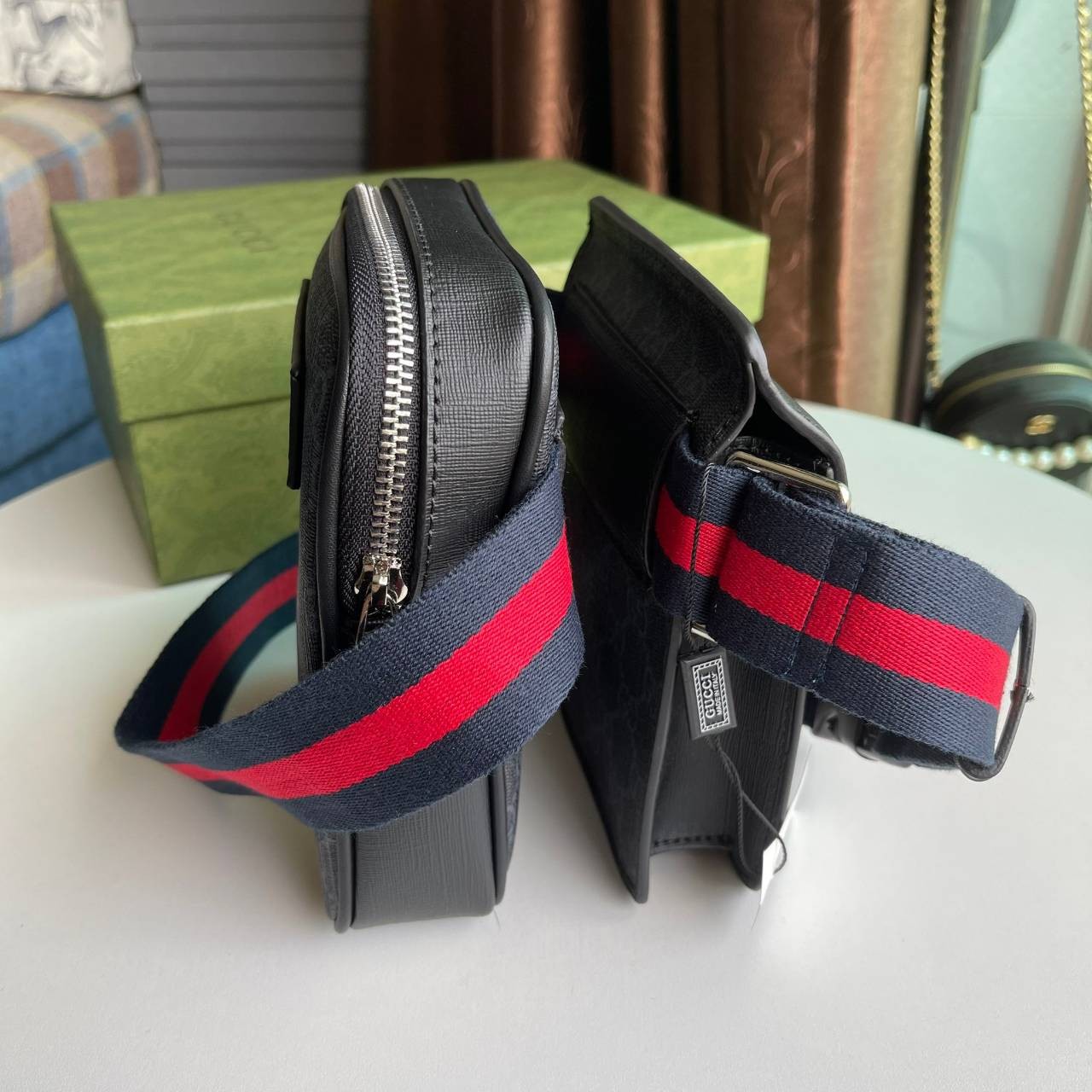 หนังแท้ Gucci GG Supreme belt bag - Neutrals A two-pouch belt bag in GG Supreme canvas with black leather trims. กระเป๋าคาดอก/คาดเอว อีกรุ่นหนึ่งที่หลายคนตามหา งานออริสวยมาก ทำจากหนังแท้ สามารถใช้ได้ทั้งผู้ชายแล้วก็ผู้หญิงสามารถคาดเอวหรือคาดอกก็ได้ พร้อมส