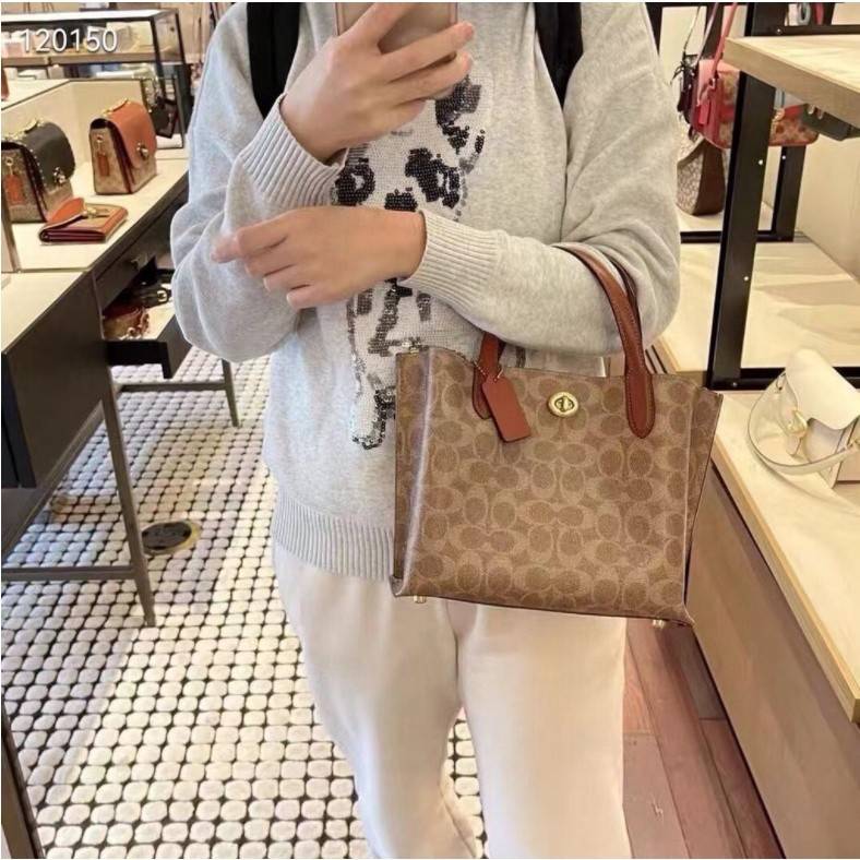 COACH C8562 WILLOW TOTE 24 IN SIGNATURE CANVAS น้องสาวลุคลูกคุณมาแล้วจ้า กระเป๋าถือ/สะพาย ดีไซน์สุดคลาสสิค ไอเท็มขายดีที่สุด ลงตัว เรียบหรู ใบจริงคือผู้ดี๊ผู้ดี ใช่ได้ทุกๆโอกาส วัสดุหนังแคนวาส ทนทาน เปิดปิดด้วยตัวบิดล็อค และอีกฝั่งเป็นกระดุมแม่เหล็ก ภายใน