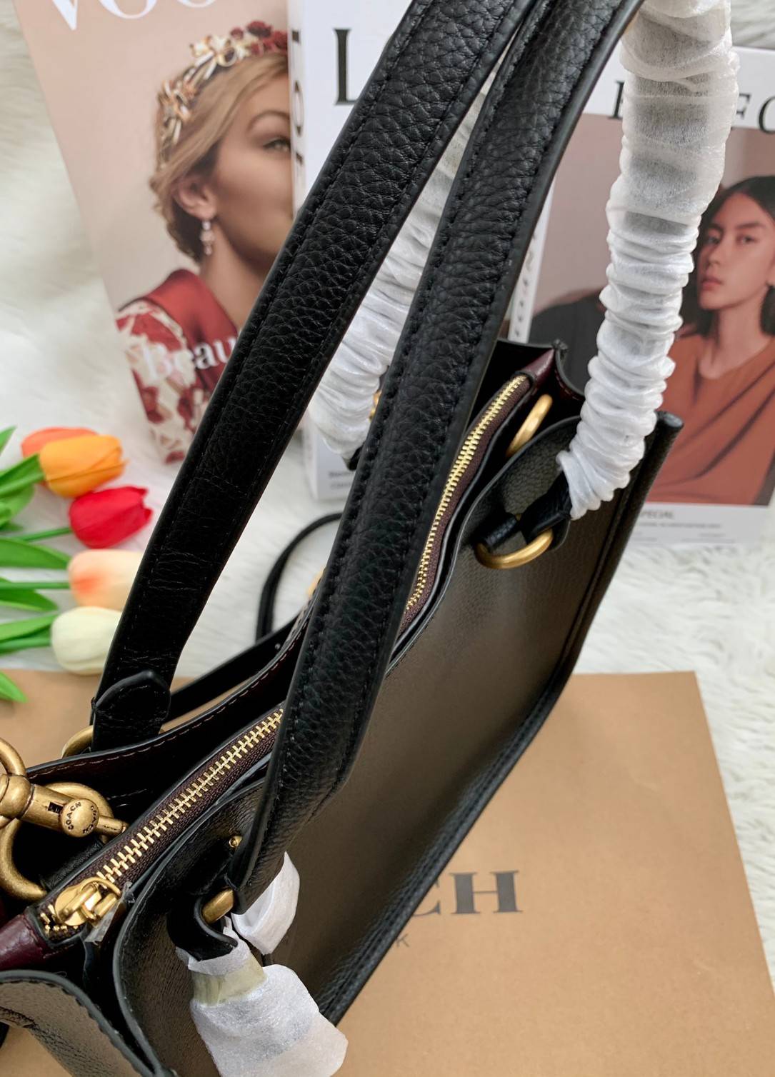 COACH C3889 TYLER CARRYALL 28 IN SIGNATURE CANVAS ((C3460//C3889)) รุ่นยอดฮิตที่สาวๆหลายคนเรียกร้อง กับกระเป๋าถือ/สะพายทรงสวย ที่มาพร้อมสายสะพายไหล่ในตัว และสายครอสบอดี้สำหรับสะพายข้าง ตัวกระเป๋าถูกแบ่งเป็นสัดส่วนสวยงาม มีช่องซิปกลางที่ใหญ่พอสมควร และยังม