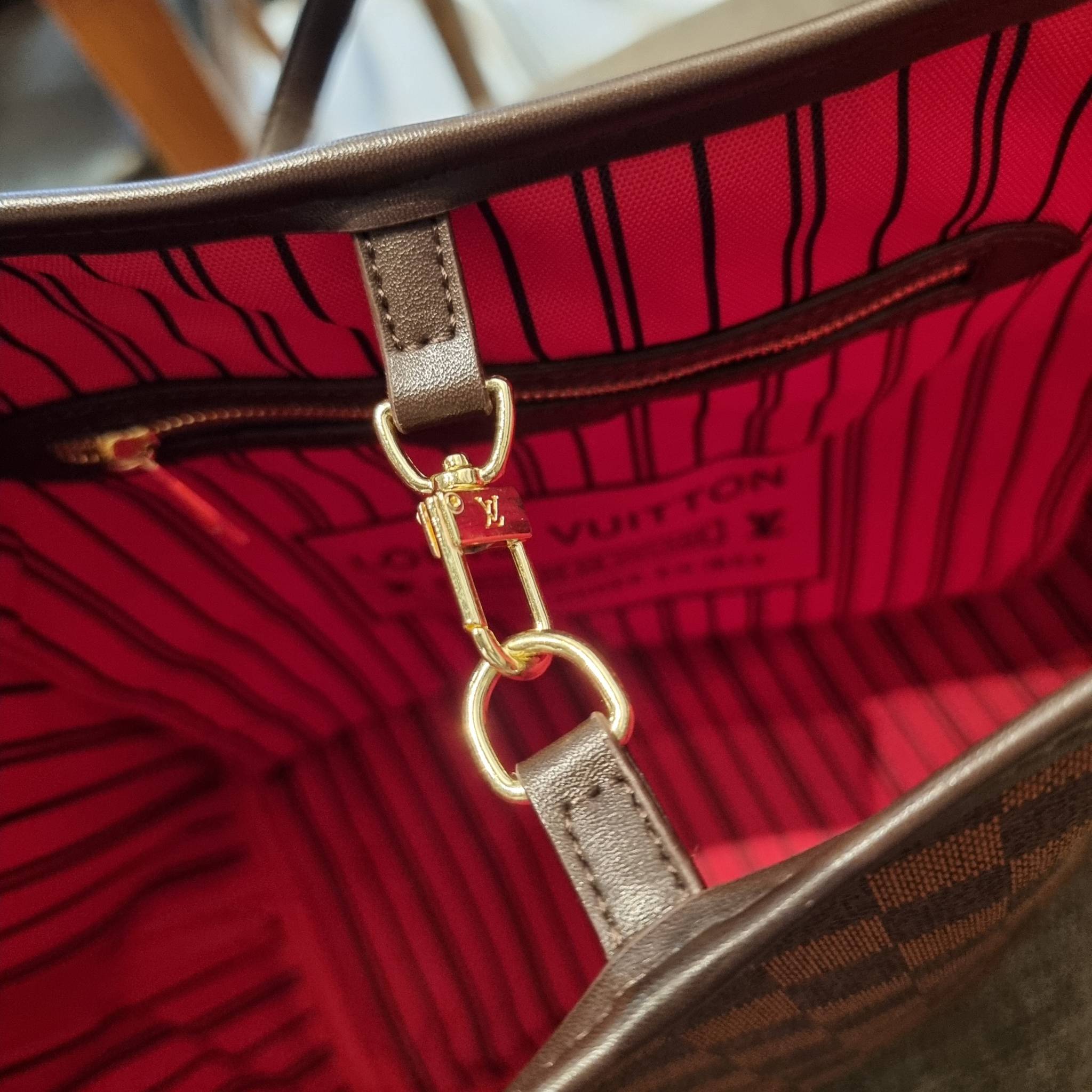 LV 2IN1 TOTE SET กระเป๋าสะพายไหล่ใบใหญ่ทรง tote มาพร้อมใบลูก คลาสสิคที่สุด เป็รอีกรุ่นที่มีคนใช้กันทั่วบ้านทั่วเมือง ฮิตแบบไม่ต้องพูดเยอะ วัสดุหนังแคนวาสปั๊มลายเต็มใบ ปากกระเป๋ามีหูเกี่ยว ด้านข้างมีหนังรูดเก็บทรงได้ ภายในโล่งกว้างมากๆ มีช่องซิปแยกให้ ใบเล