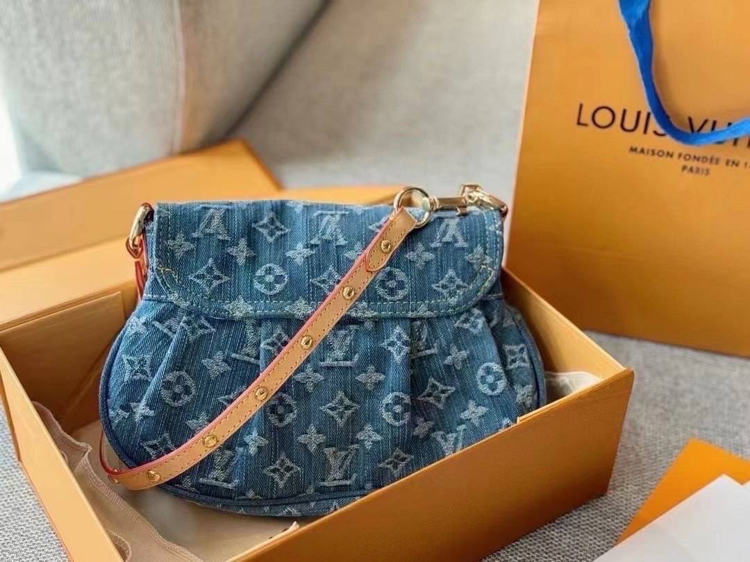 LV Sunset Denim Bag กระเป๋าสะพายไหล่เดนิมแต่งขาดเท่ห์ๆ แรงมากฉุดไม่อยู่ กับกระแสคอลใหม่ lvremix ดีไซน์แบบตัวมัม y2k รูปทรง baguette สวยดูแพง ใบนี้ก็ฉ่ำสุดๆ
