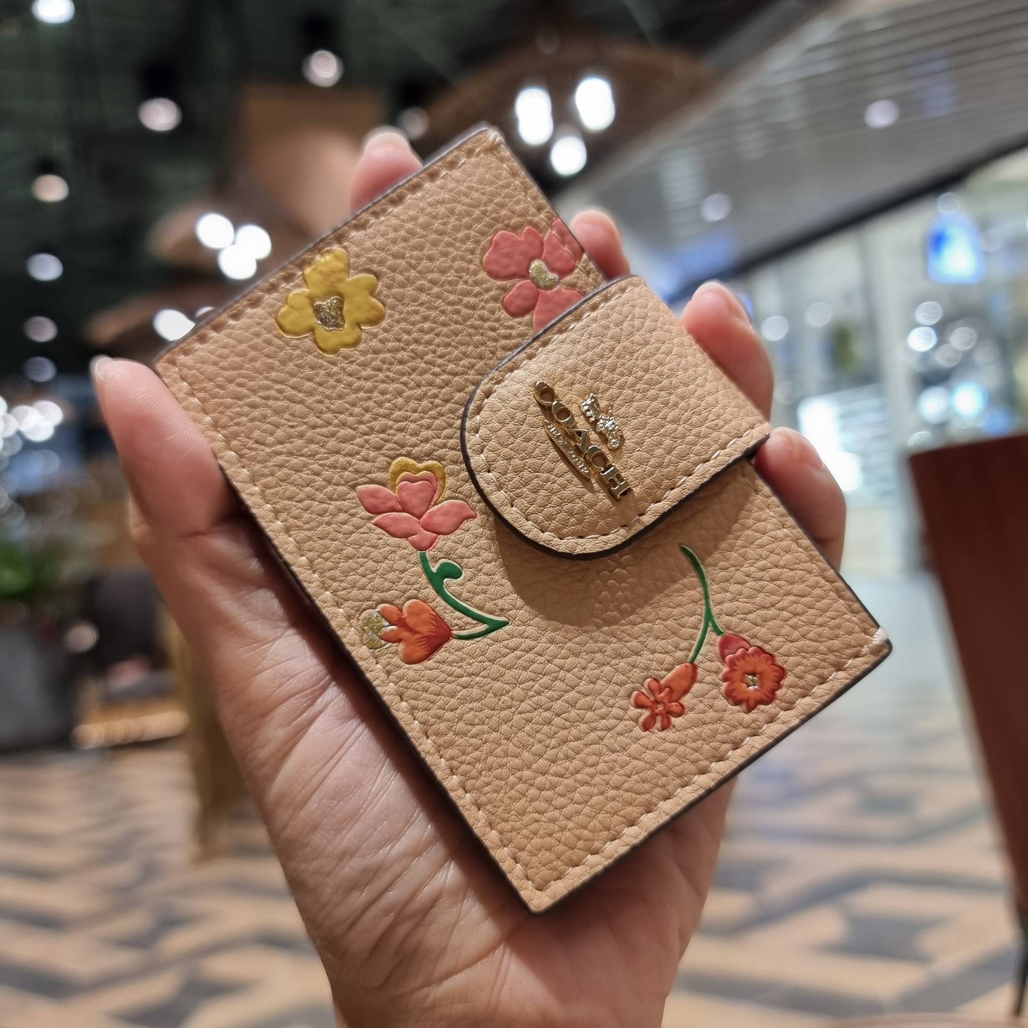 COACH C8325 ACCORDION CARD CASE WITH DREAMY LAND FLORAL PRINT ไอเท็มที่ทำใจฟูจัดเลยจ้า กับกระเป๋าถนอมบัตร ที่สาวๆตามหา ดีไซน์ลวดลายน่ารักมากๆ ขนาดกะทัดรัด พกพาสะดวก วัสดุหนัง pepble ภายในเป็นช่องใส่บัตรได้หลายใบ เหมาะมากสำหรับใครที่มองหากระเป๋าแบ่งสัดส่วน